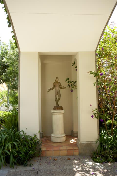 Richard MacDonald, Nureyev, Half life, 1990