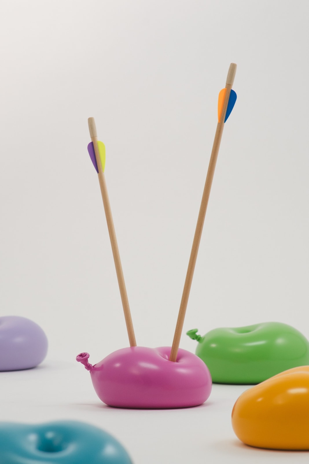 Nano Abia, Último Instante. Double arrow balloon. Rojo., 2023