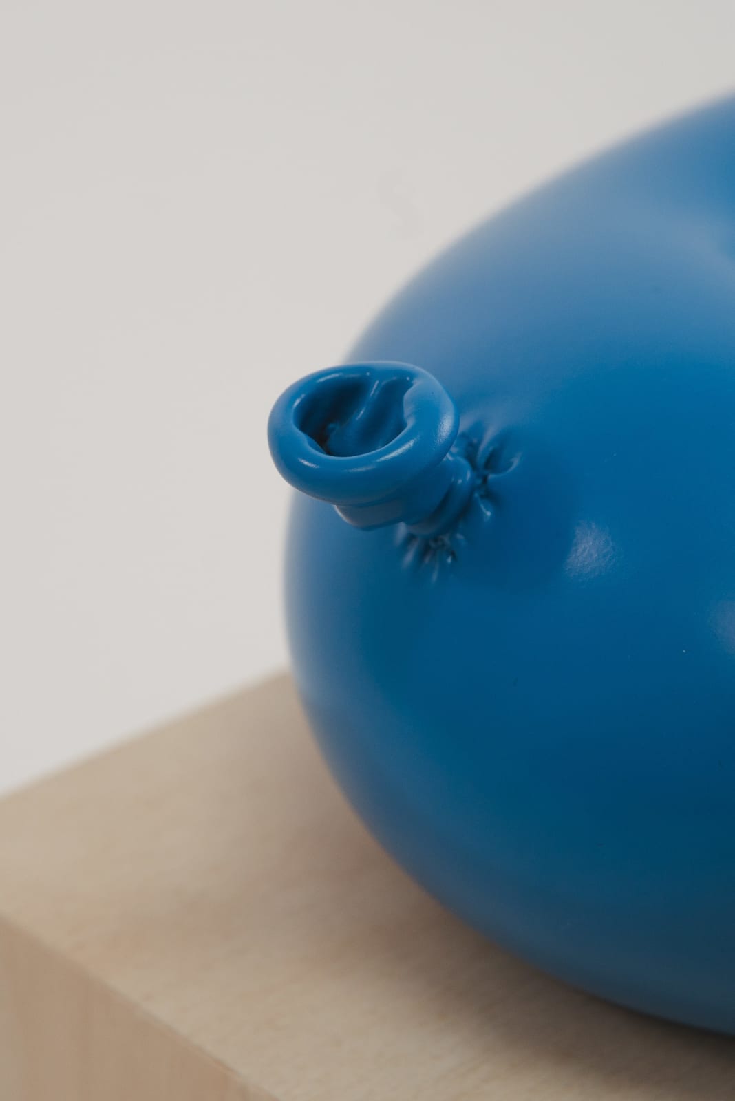 Nano Abia, Último Instante. Single arrow balloon. Azul., 2023