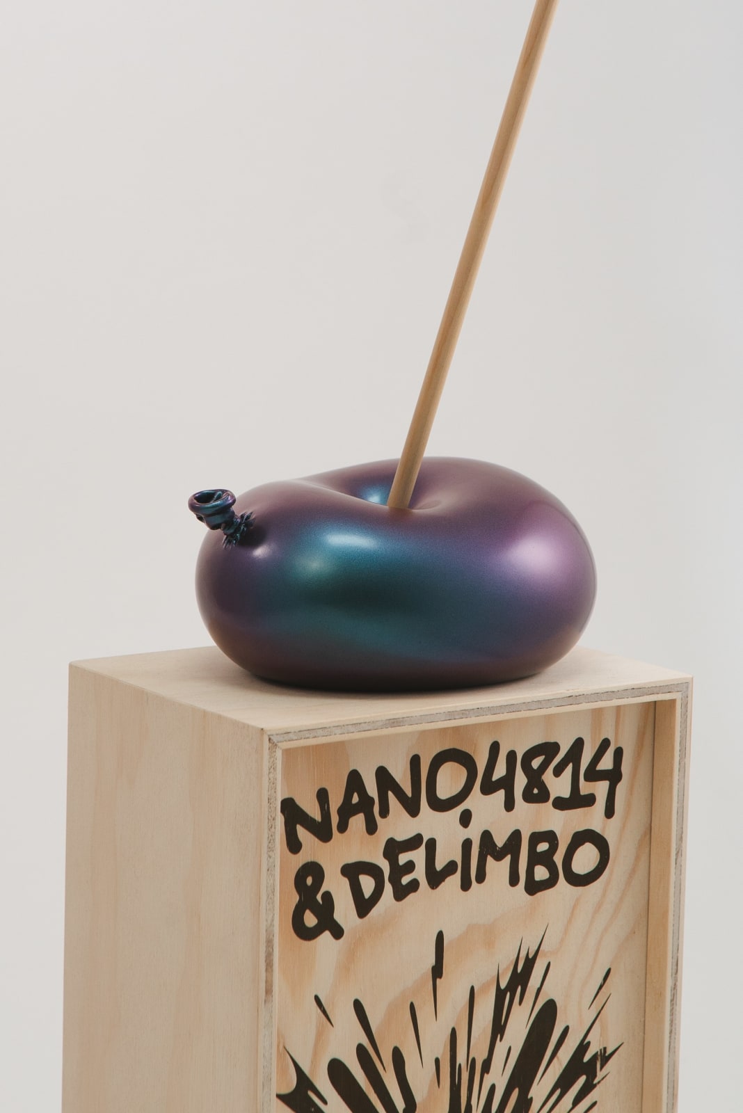 Nano Abia, Último Instante. Single arrow balloon. Camaleón azul con destellos morados., 2023