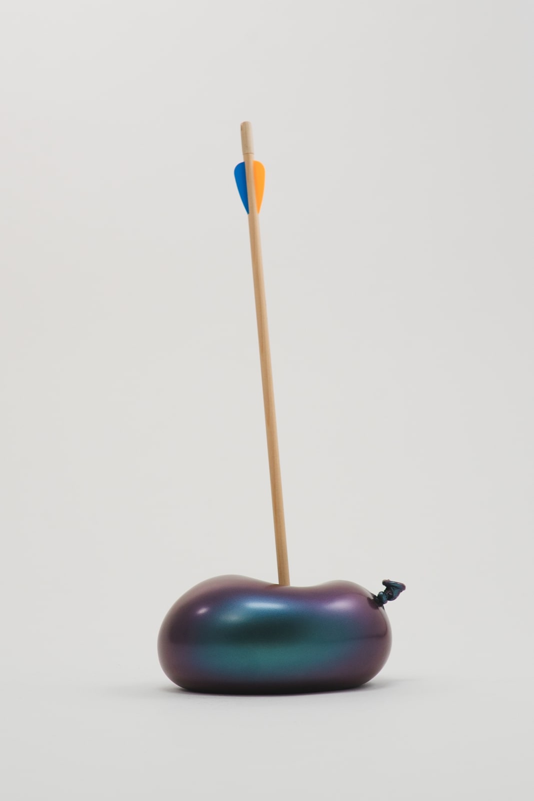 Nano Abia, Último Instante. Single arrow balloon. Camaleón azul con destellos morados., 2023