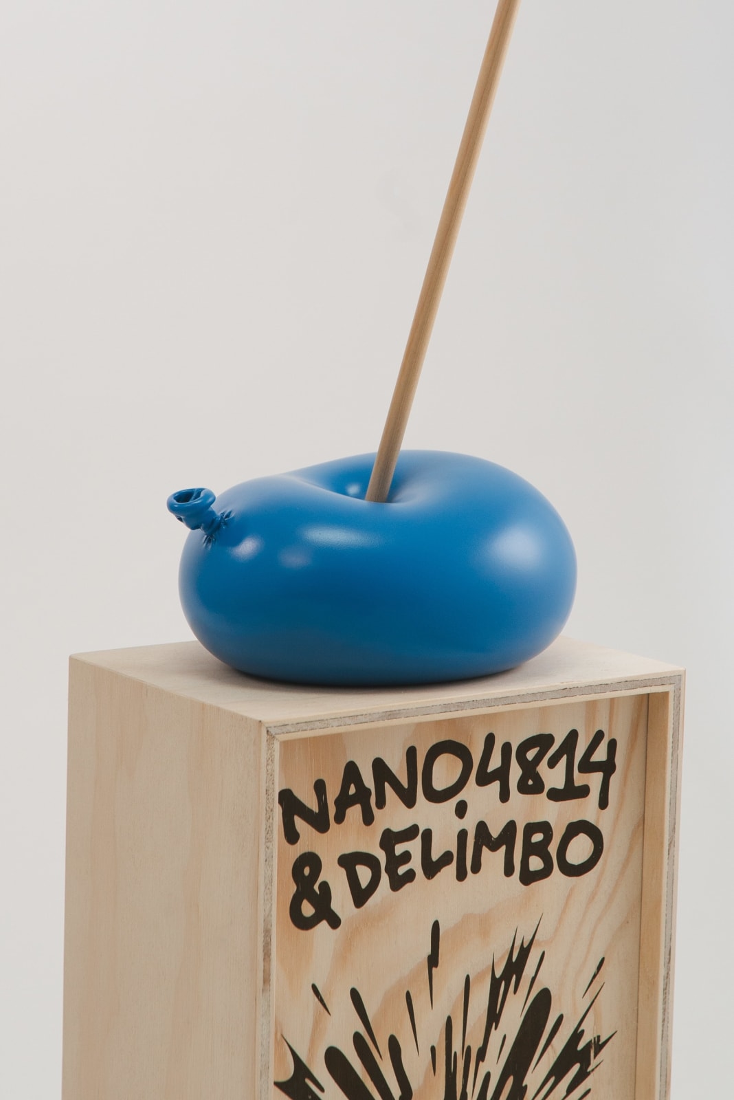 Nano Abia, Último Instante. Single arrow balloon. Azul., 2023