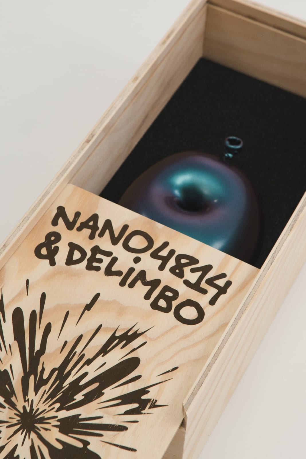 Nano Abia, Último Instante. Single arrow balloon. Camaleón azul con destellos morados., 2023