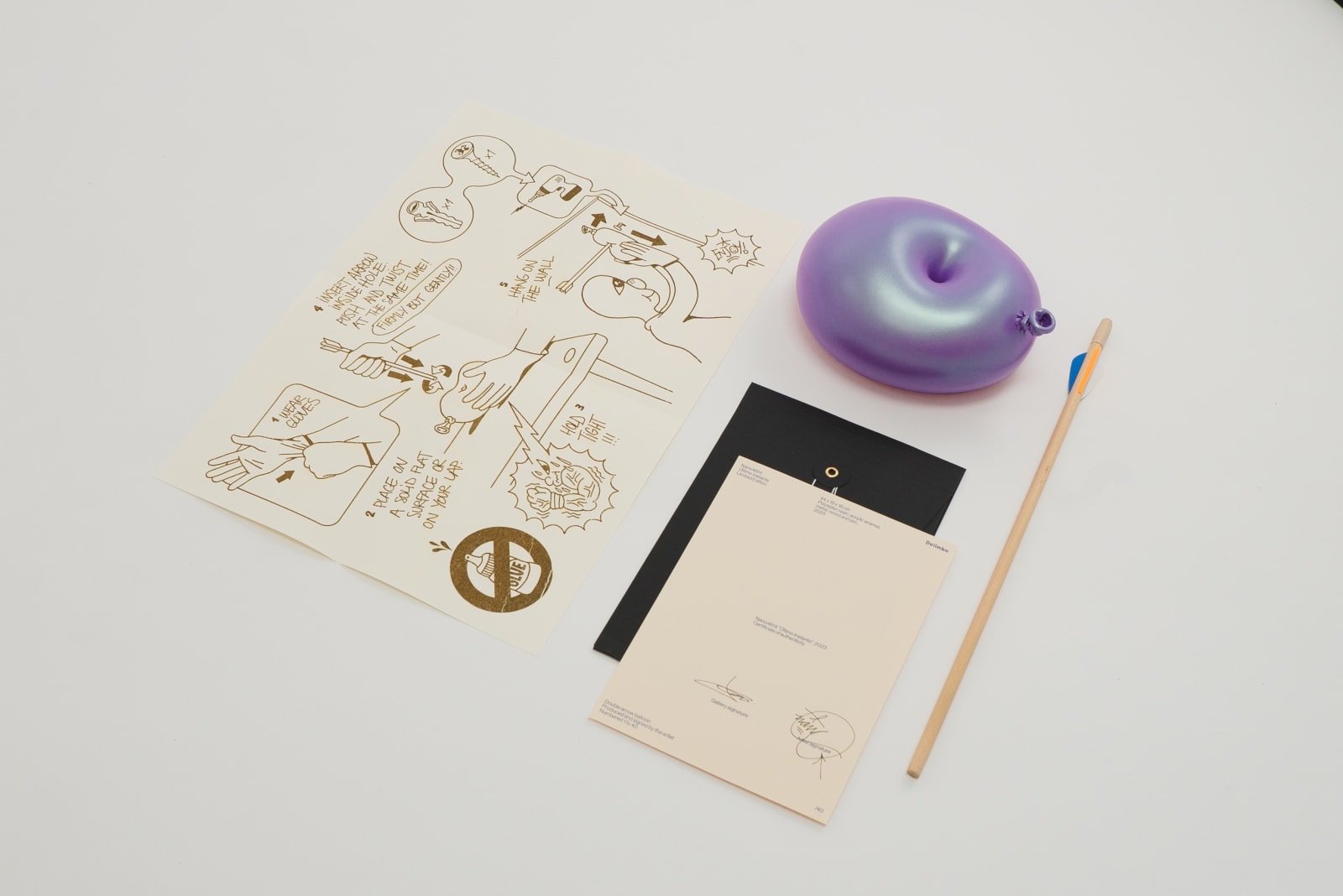 Nano Abia, Último Instante. Single arrow balloon. Violeta claro metalizado., 2023