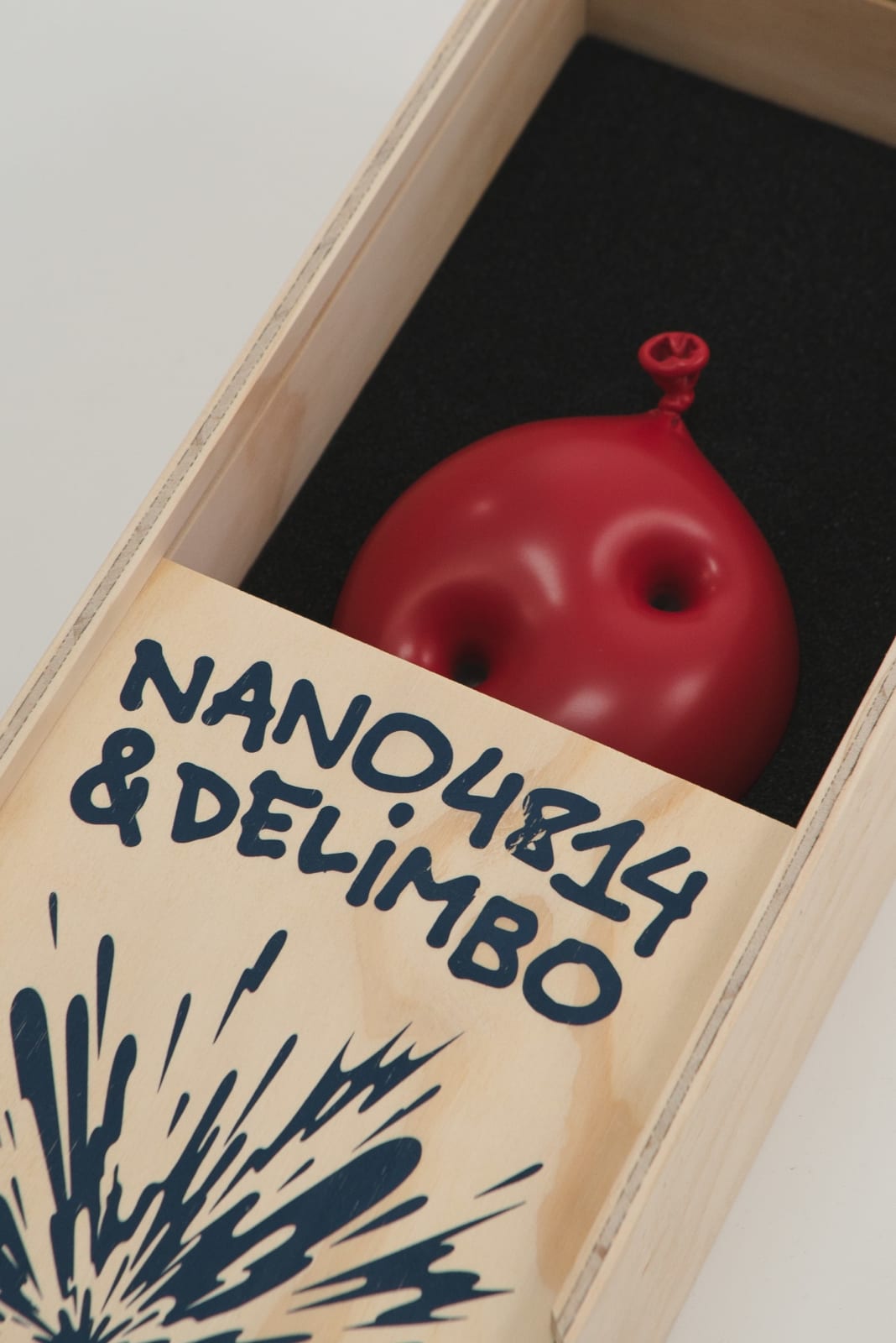 Nano Abia, Último Instante. Double arrow balloon. Rojo., 2023