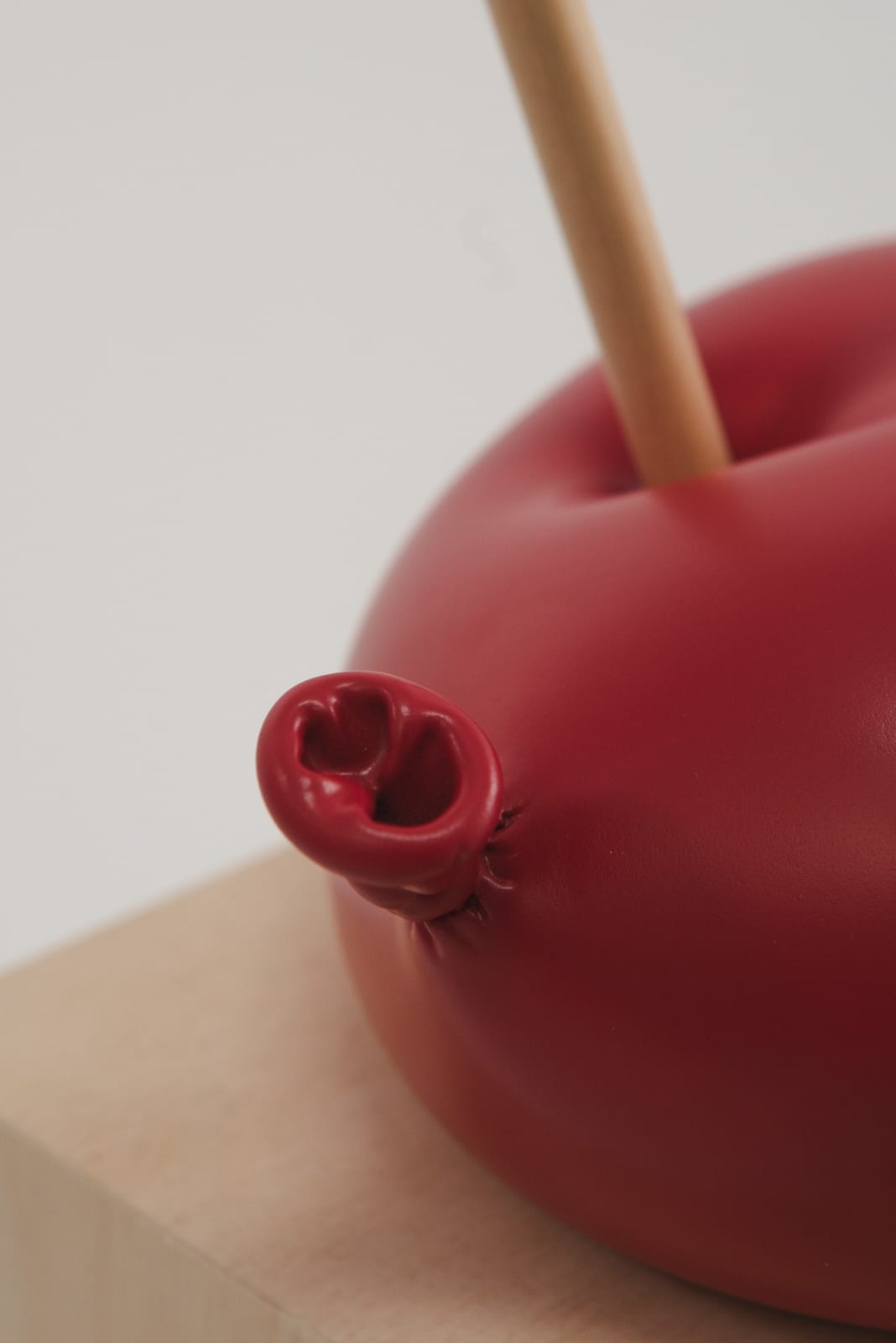 Nano Abia, Último Instante. Double arrow balloon. Rojo., 2023