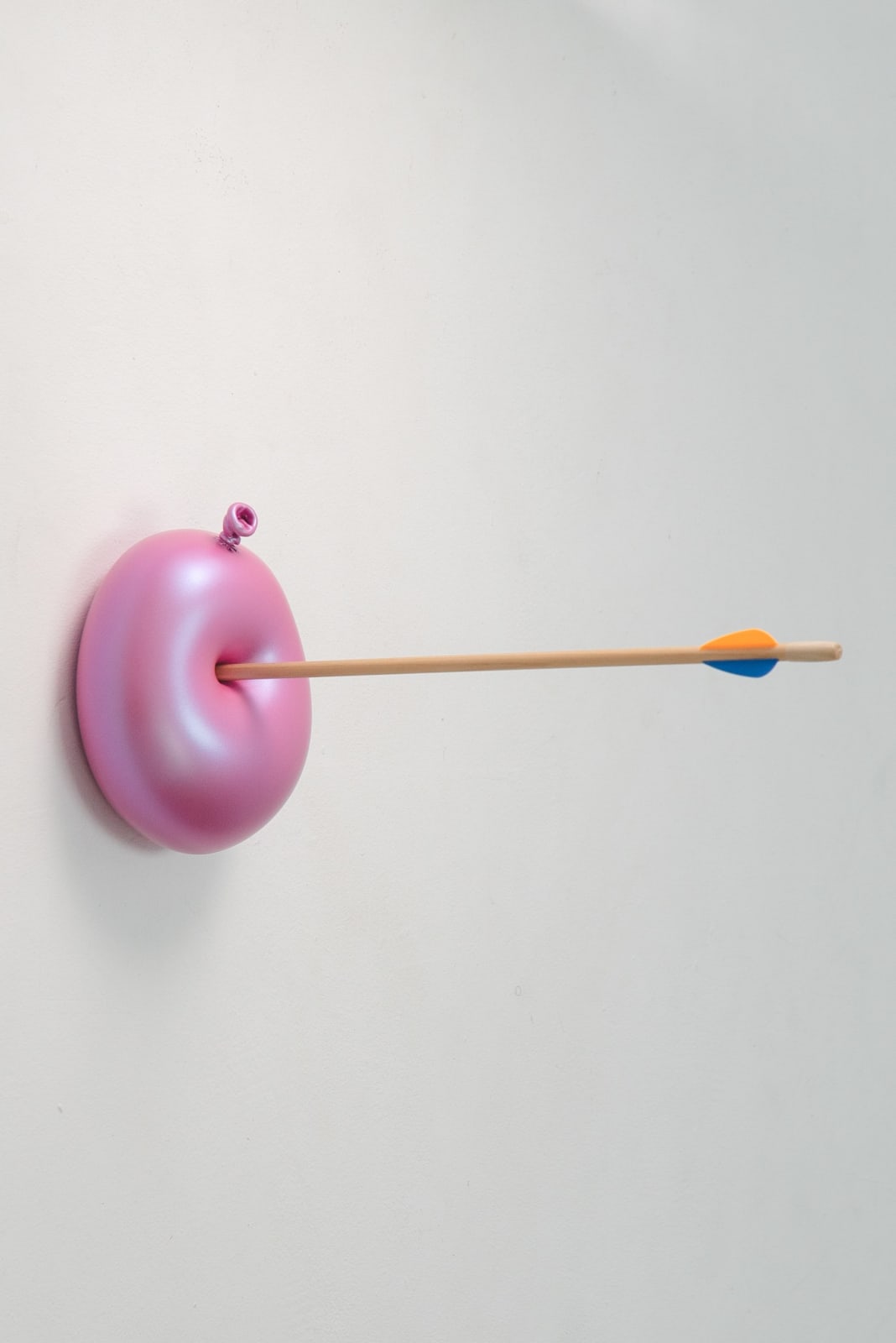 Nano Abia, Último Instante. Single arrow balloon. Rosa metalizado., 2023