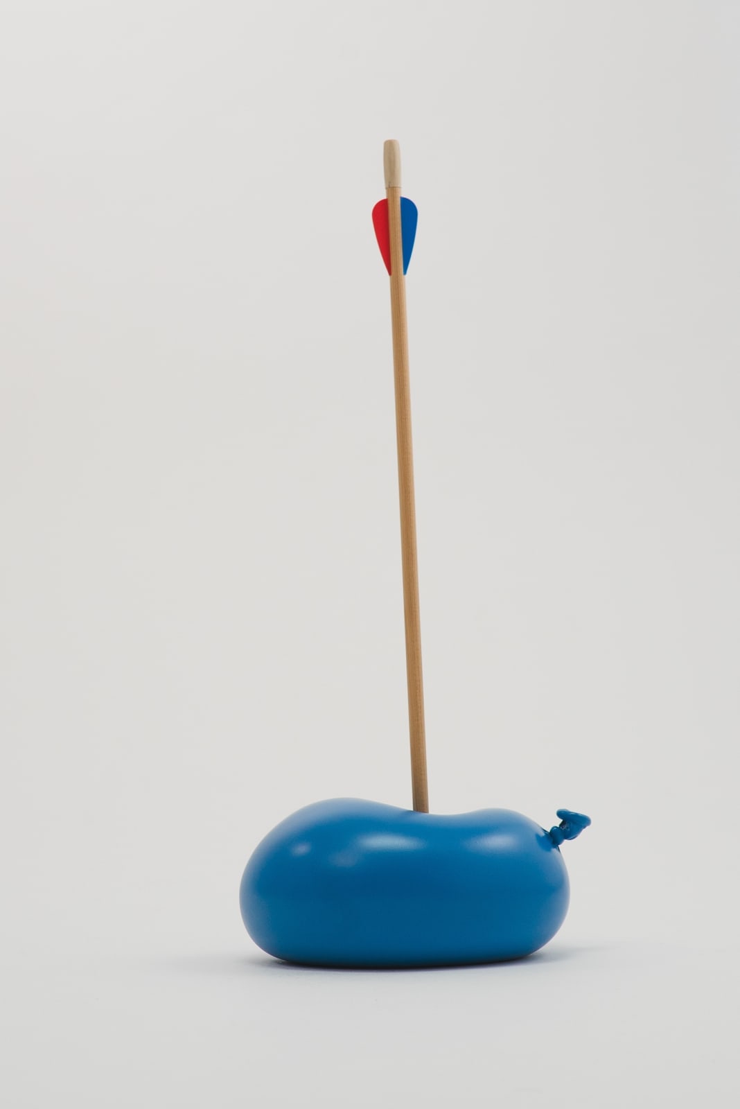 Nano Abia, Último Instante. Single arrow balloon. Azul., 2023