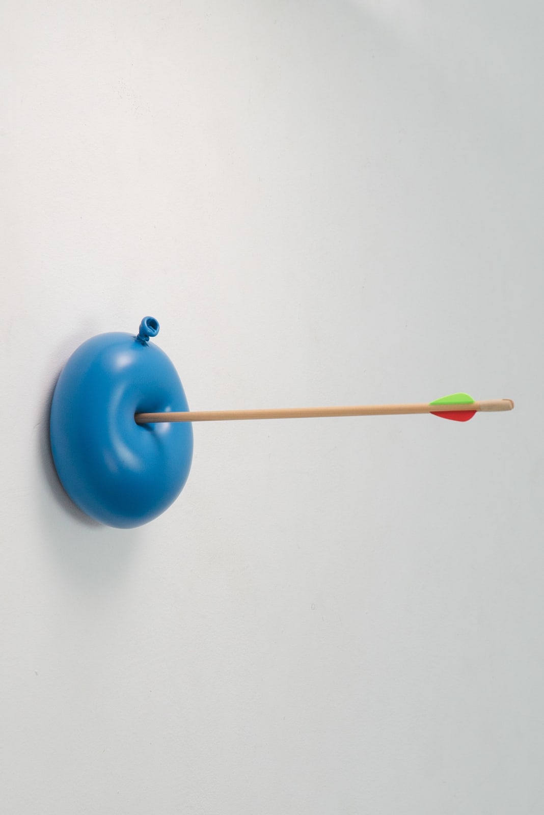 Nano Abia, Último Instante. Single arrow balloon. Azul., 2023