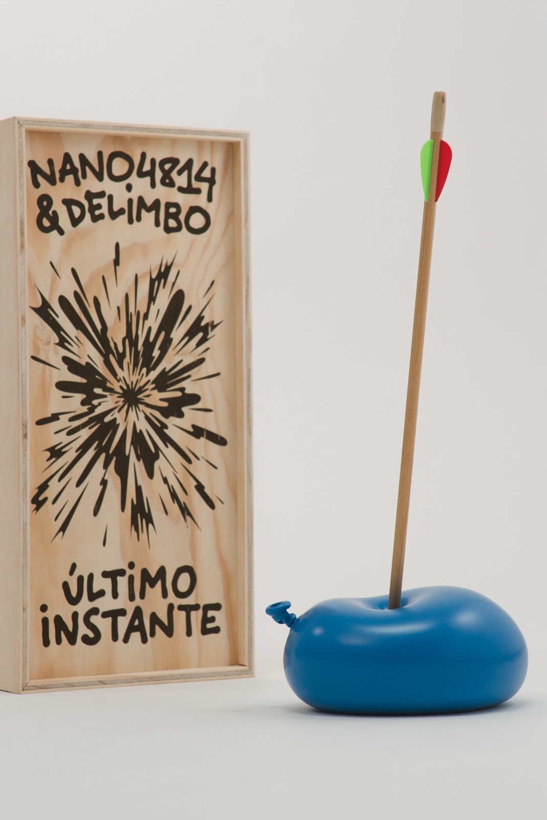 Nano Abia, Último Instante. Single arrow balloon. Azul., 2023