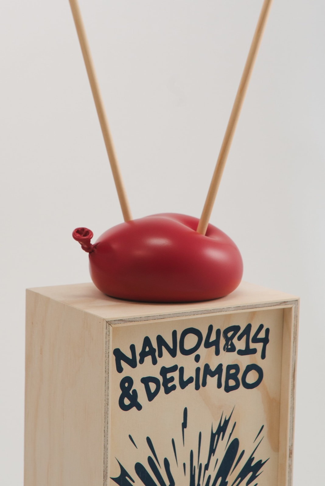 Nano Abia, Último Instante. Double arrow balloon. Rojo., 2023