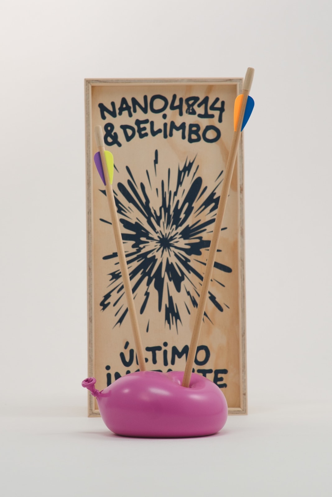 Nano Abia, Último Instante. Double arrow balloon. Rosa., 2023