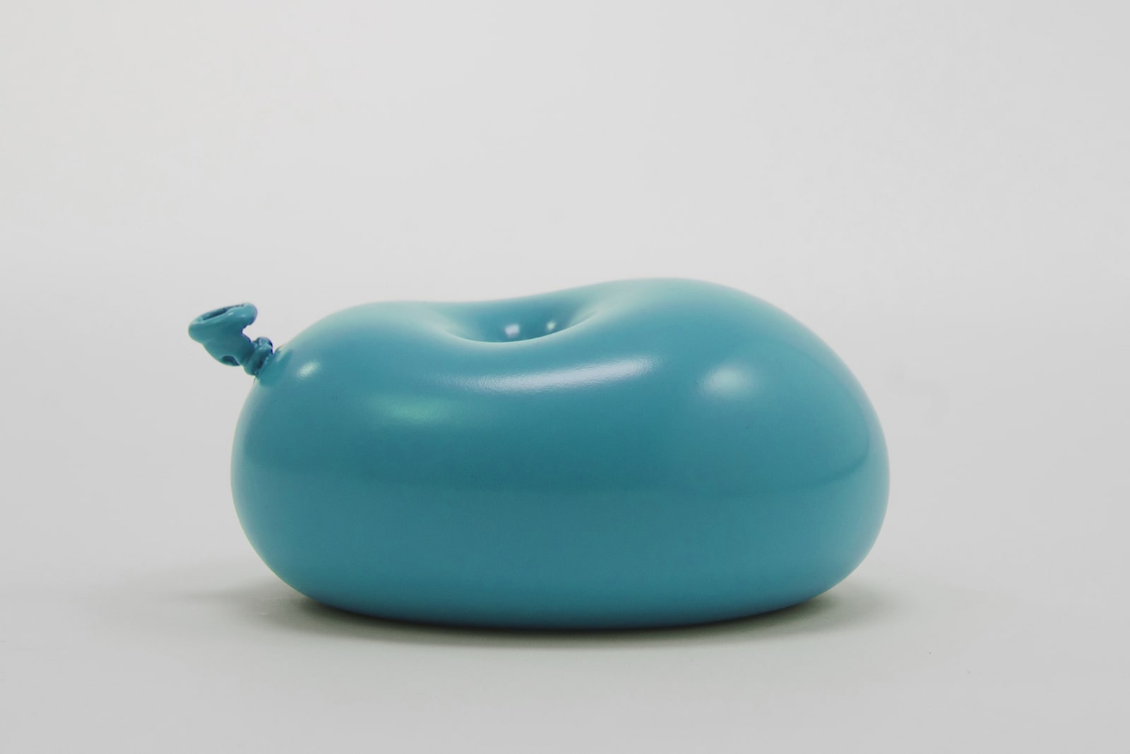 Nano Abia, Último Instante. Single arrow balloon. Turquesa., 2023