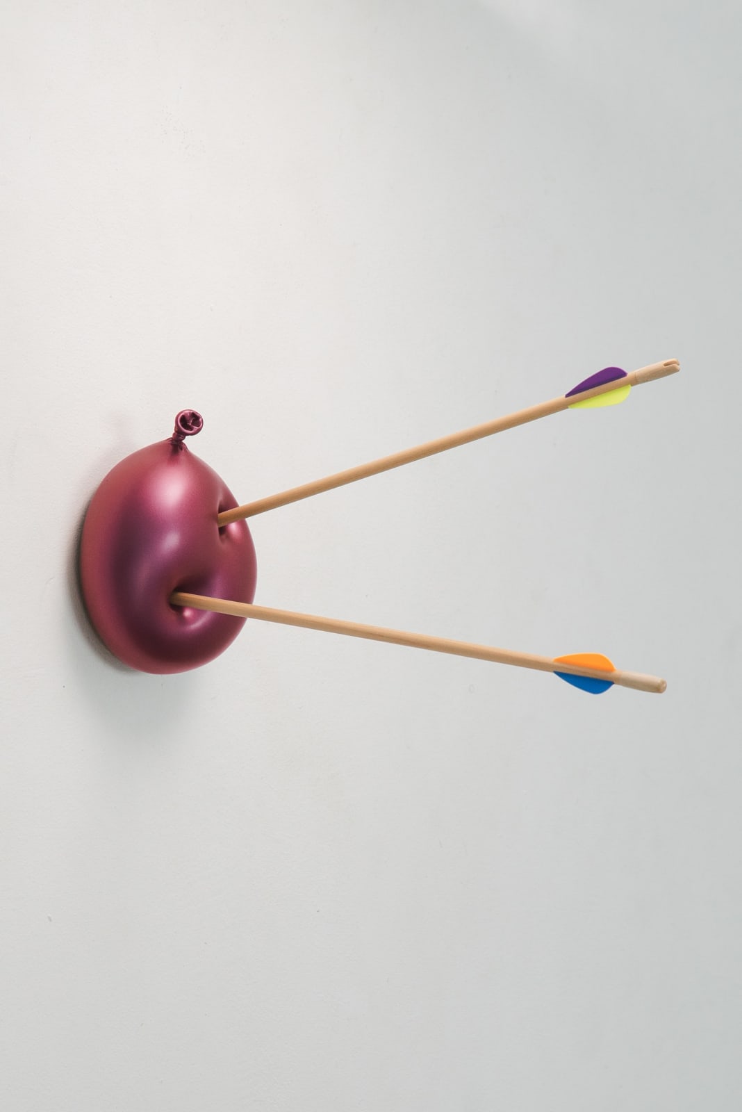 Nano Abia, Último Instante. Double arrow balloon. Púrpura metalizado., 2023