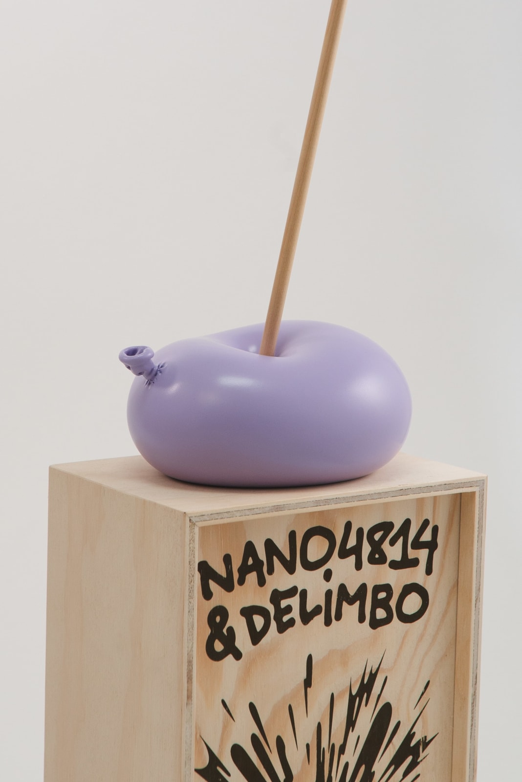 Nano Abia, Último Instante. Single arrow balloon. Lila pálido., 2023