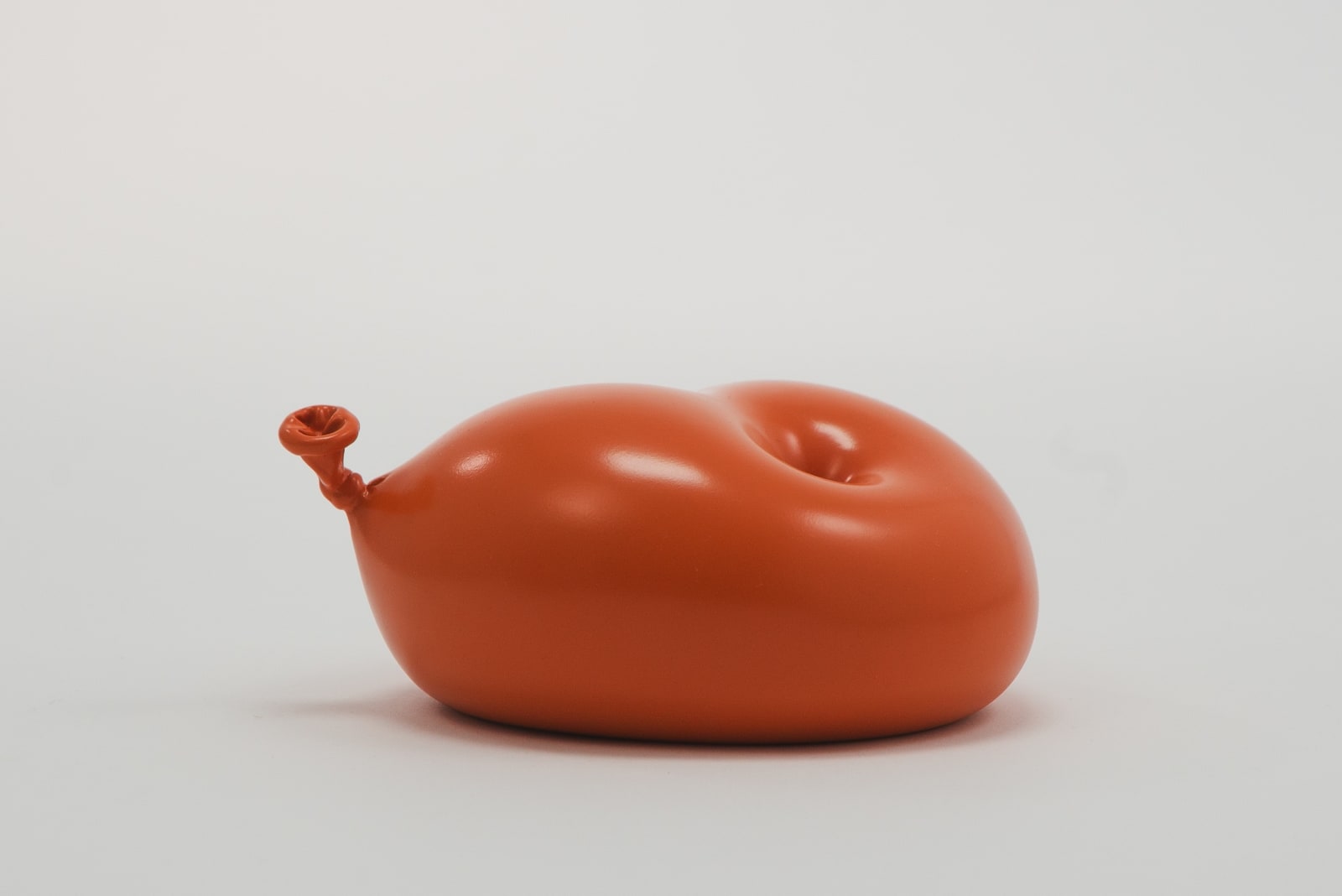 Nano Abia, Último Instante. Double arrow balloon. Naranja., 2023