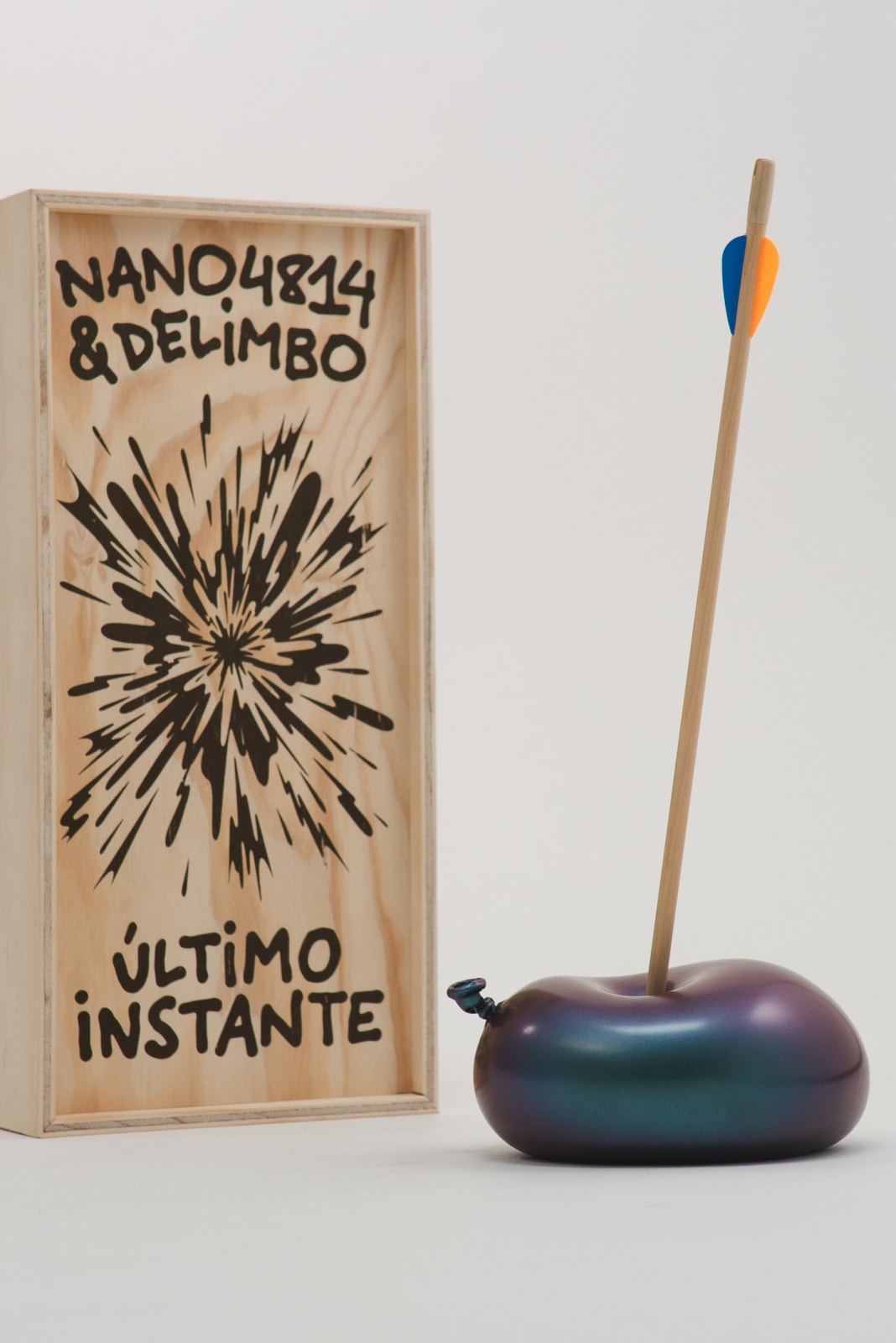 Nano Abia, Último Instante. Single arrow balloon. Camaleón azul con destellos morados., 2023