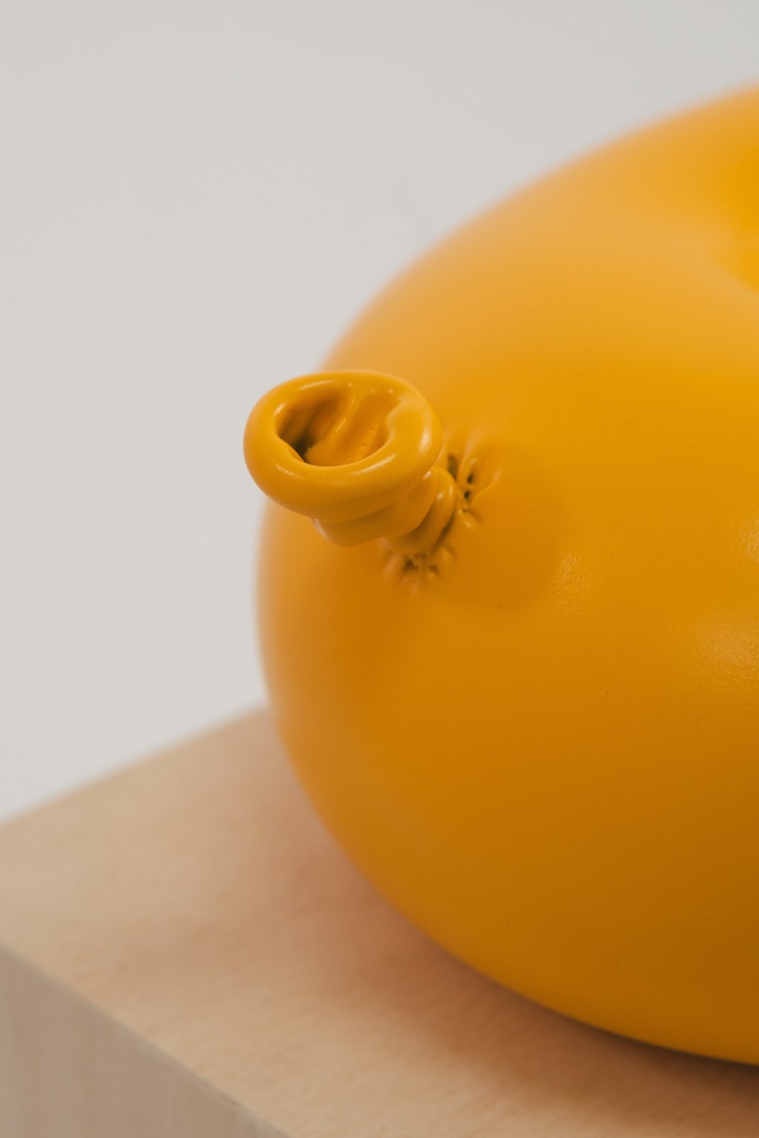 Nano Abia, Último Instante. Single arrow balloon. Amarillo., 2023