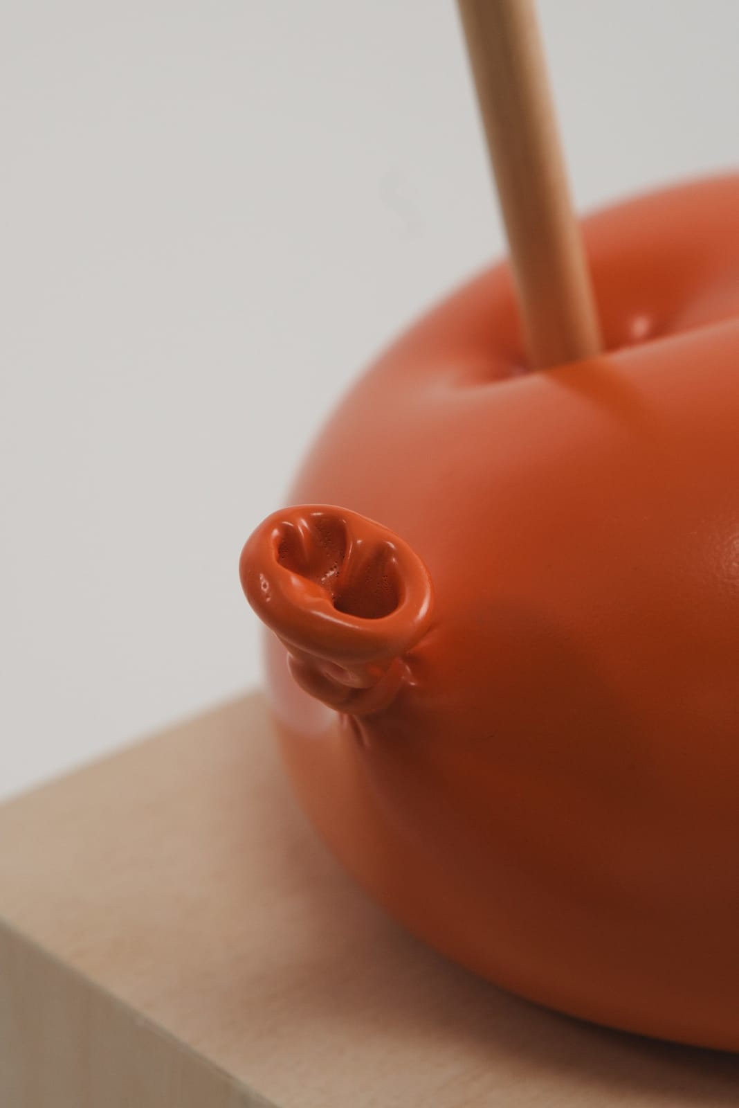 Nano Abia, Último Instante. Double arrow balloon. Naranja., 2023