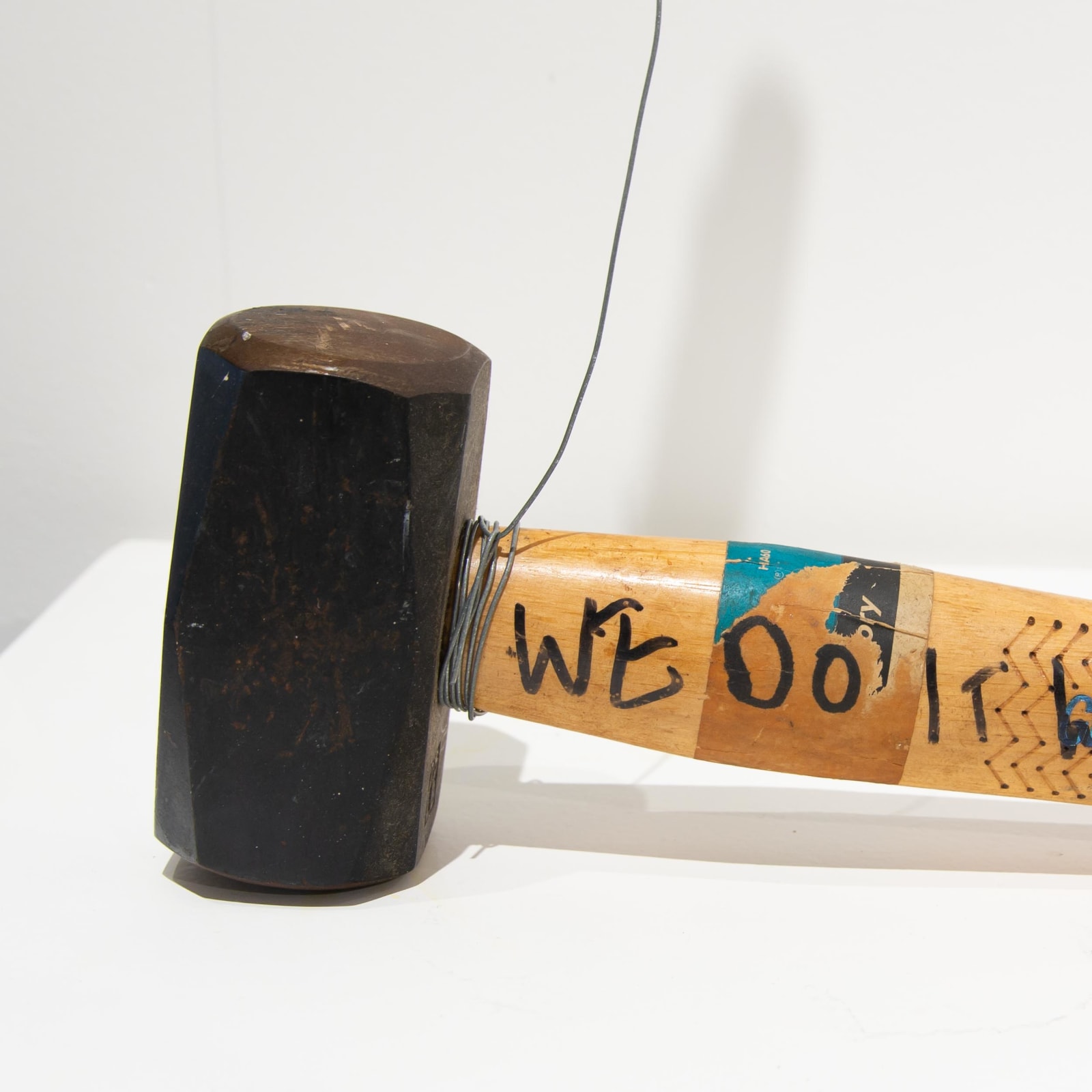 Sarah Lucas, We do it with love, 2002