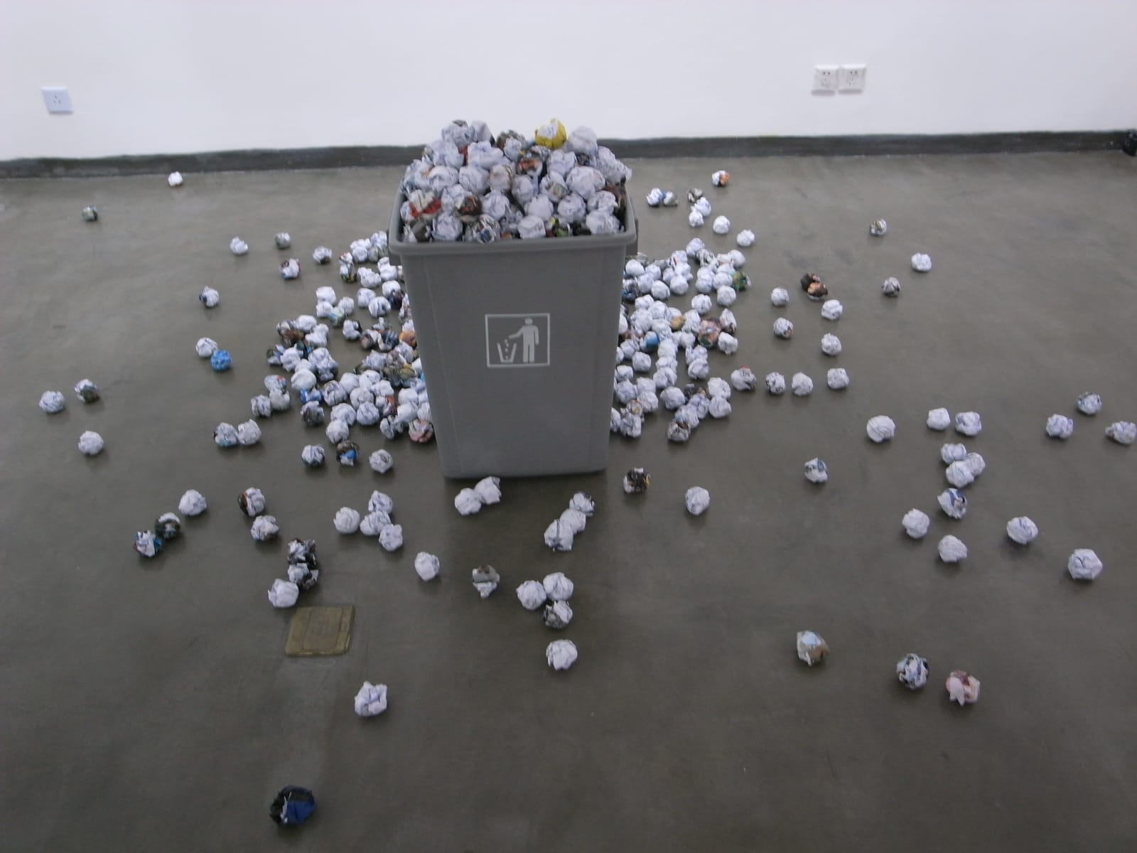 LIU Ren, Messages that Sink into the Bottom 一堆被沉入底部的信息, 2011