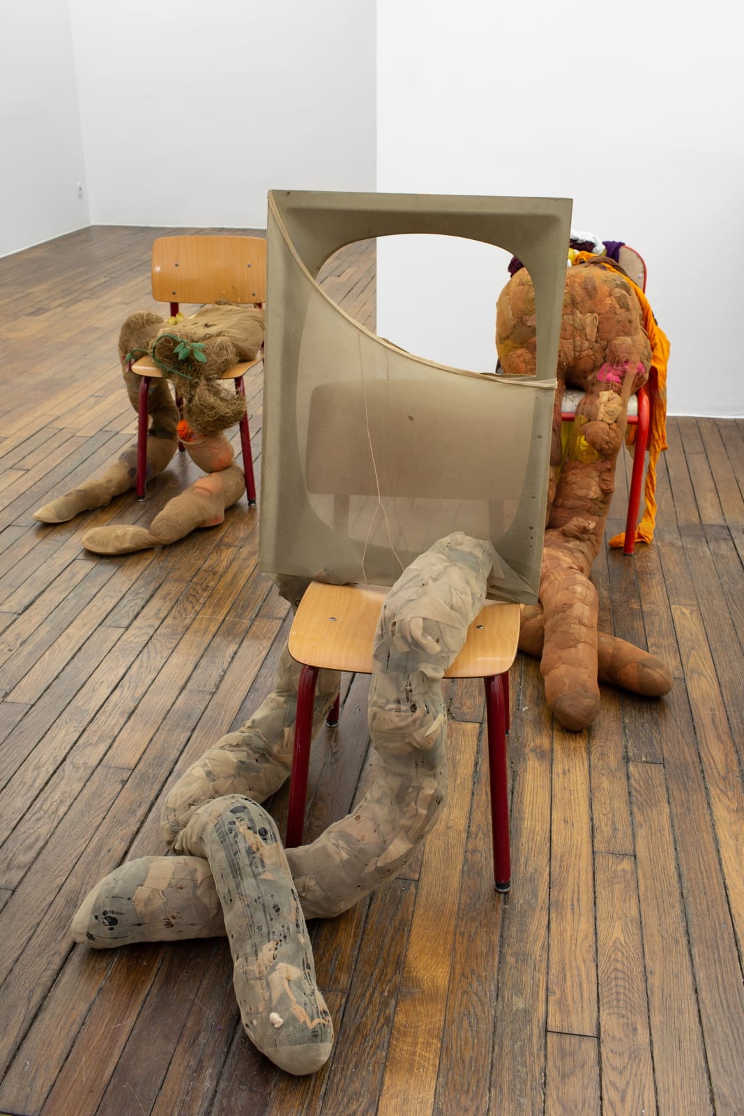 Marianne Berenhaut, Poupées poubelles : Cadre TV cuir dans un bas, 1971-1980