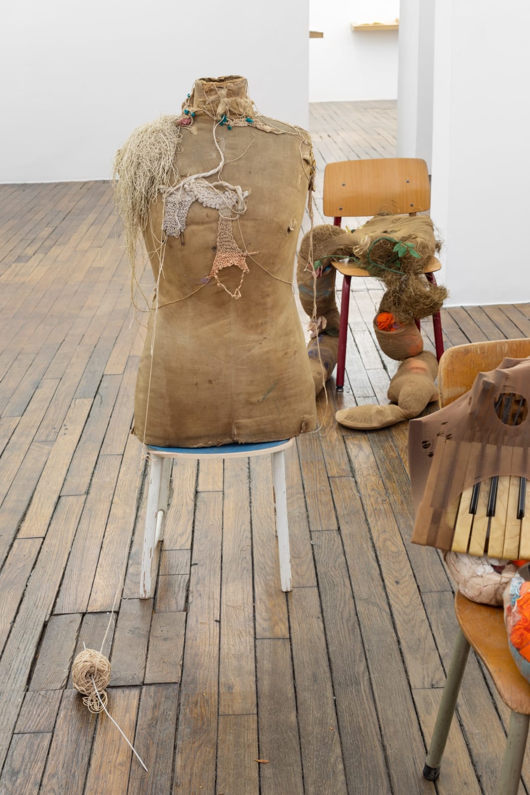 Marianne Berenhaut, Poupées poubelles : Aiguille à tricoter, coton, 1971-1980