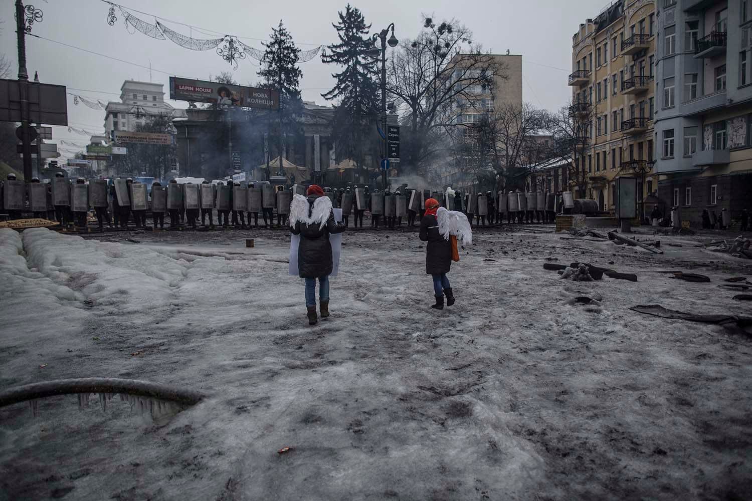 Pavel Wolberg, Women with wings (Kiev), 2014