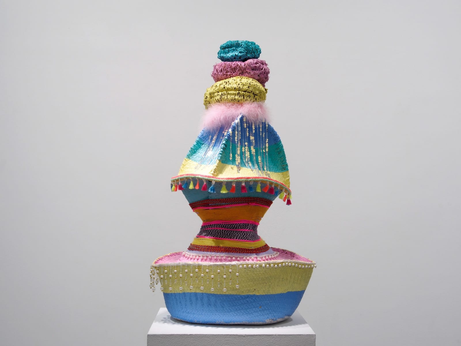 張碩尹 Chang TingTong, 柱狀塔中的彩色甜甜圈 Colorful Donuts in a Temple of Heaven, 2020