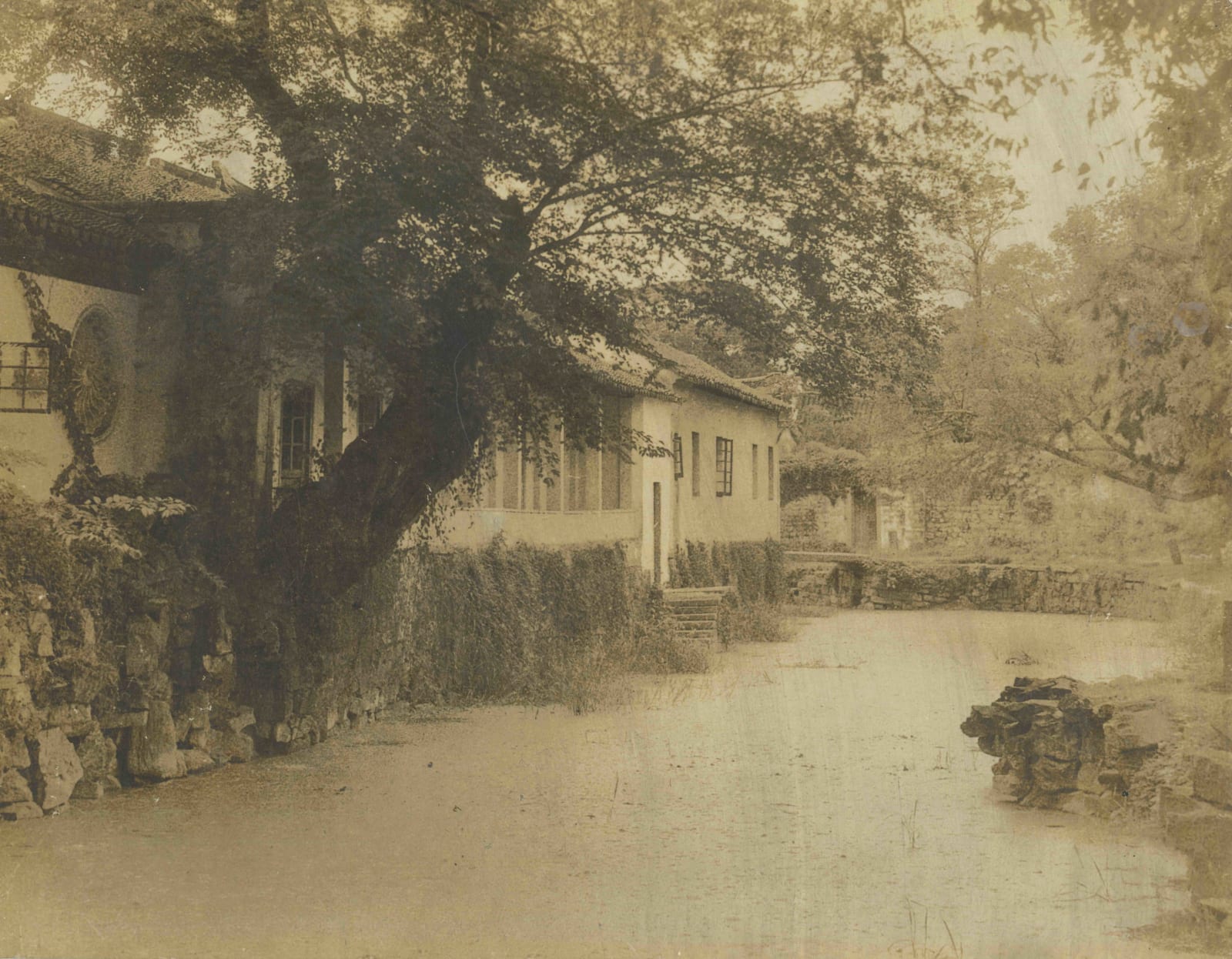 郎靜山 Lang Jingshan, 蘇州庭園 Suzhou Garden, 1930s, printed in 1960s