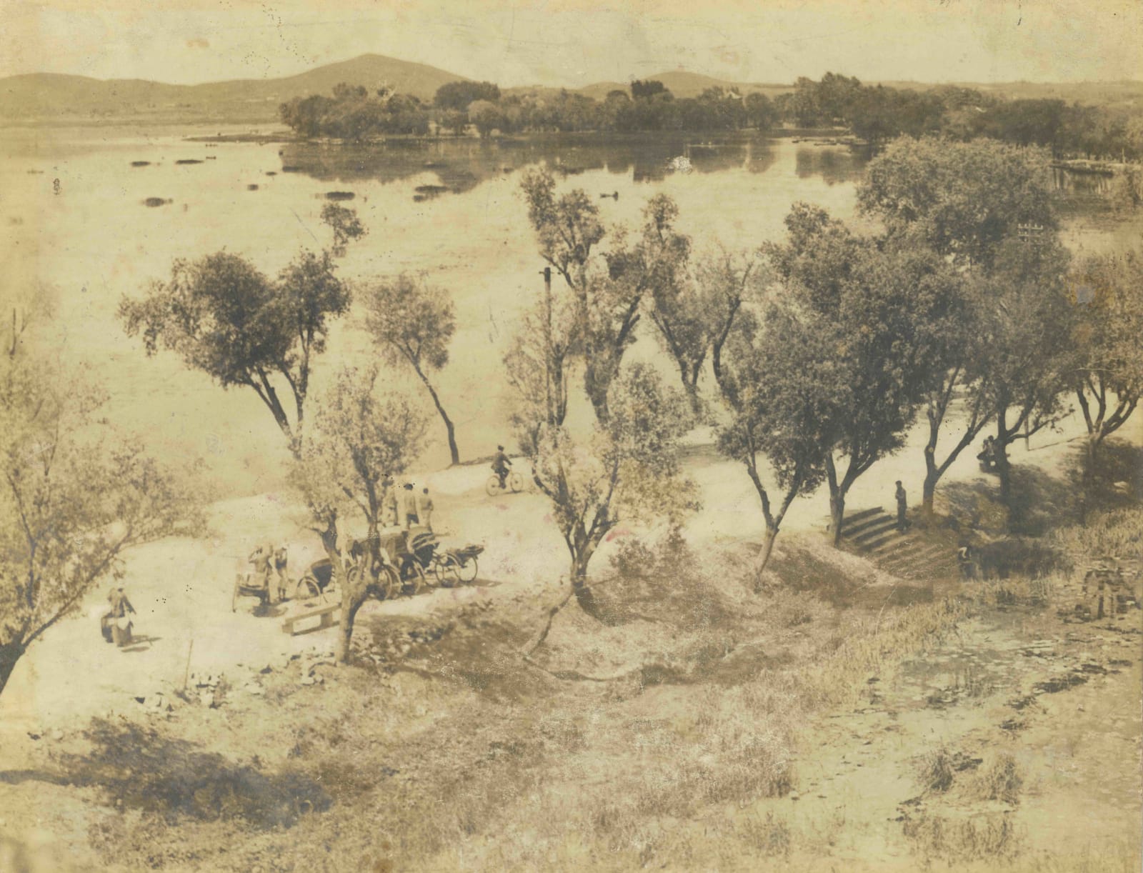 郎靜山 Lang Jingshan, 南京玄武湖 Nanjing Xuanwu Lake, 1930s, printed in 1960s