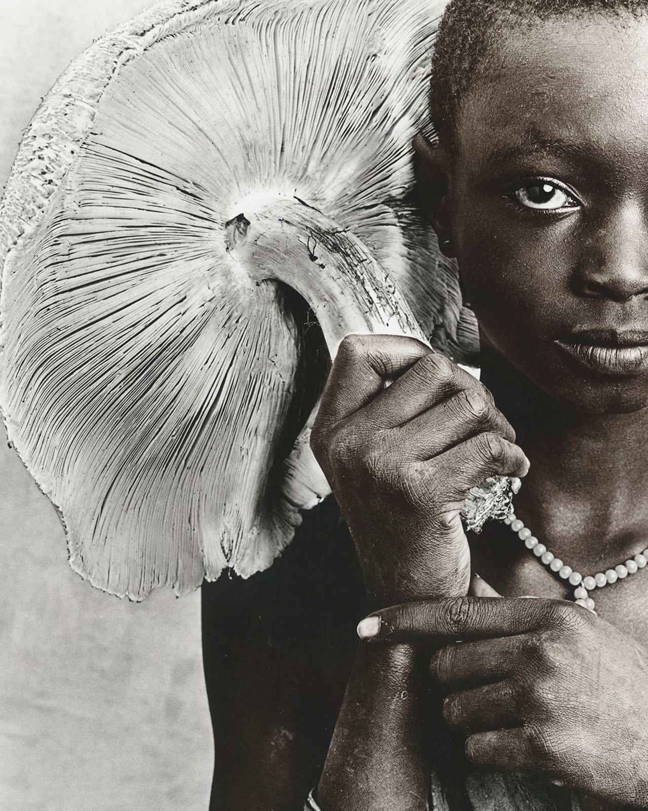 Jan C. Schlegel, Suri tribe girl with mushroom, Ethiopia, 2017