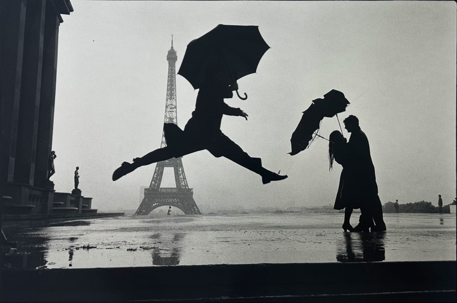 Elliott Erwitt, Paris (Umbrella Jump), 1989