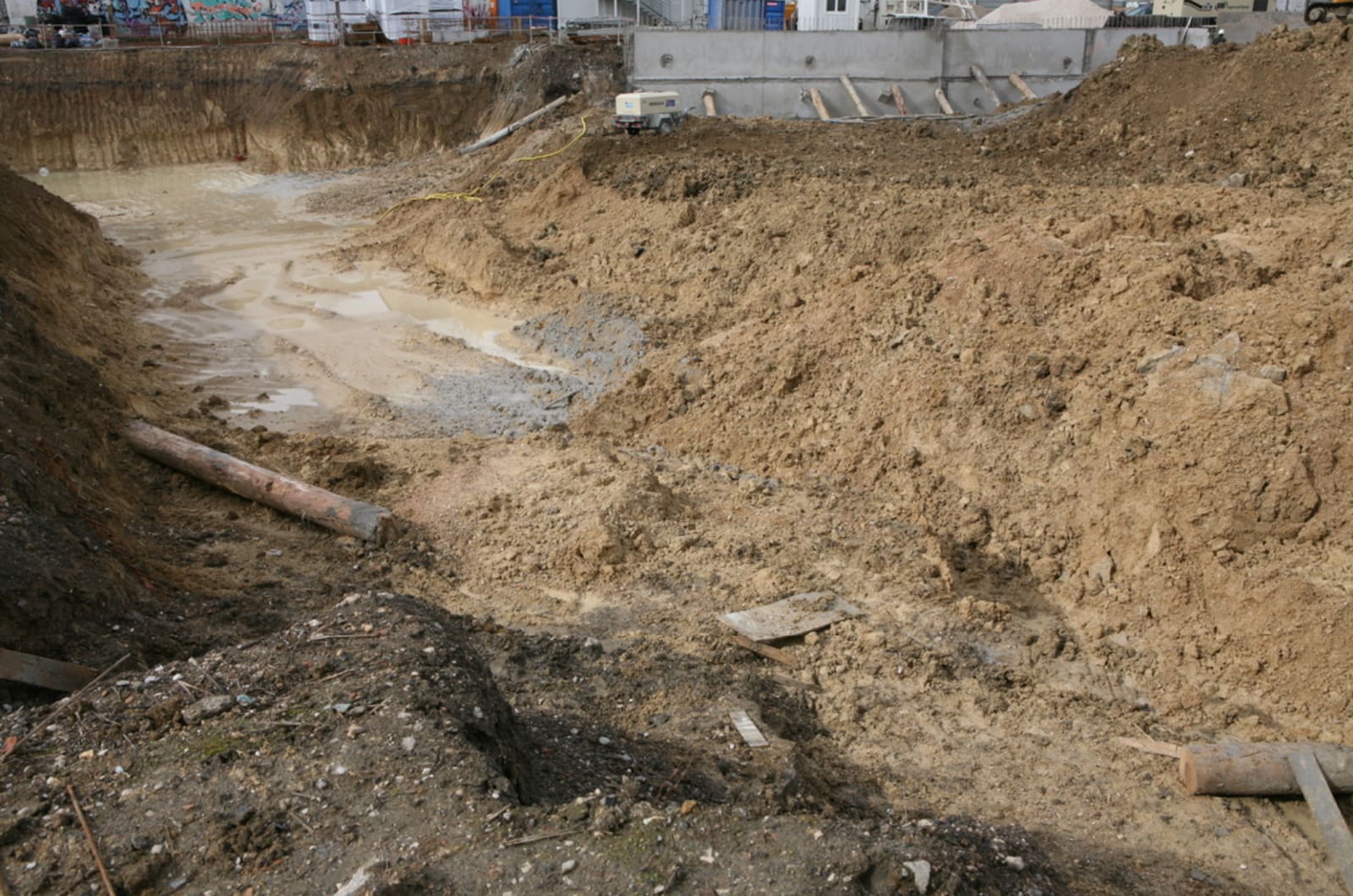 Lara Alamarcegui, Visit to an Excavation Underway, Ivry-sur-Seine, 2013