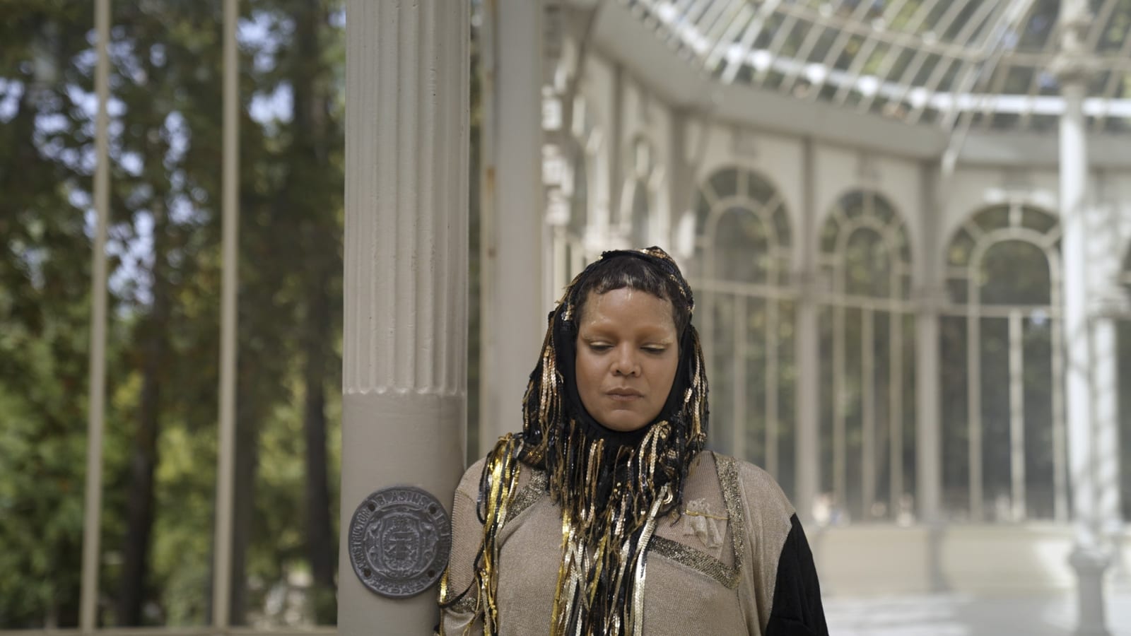 Pauline Boudry / Renate Lorenz, El Cristal en Mi Piel (Glass is My Skin) , 2025