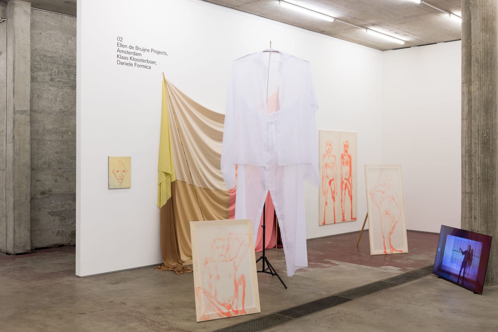 Daniele Formica, Bowing forward, hand on bent knee, 2025