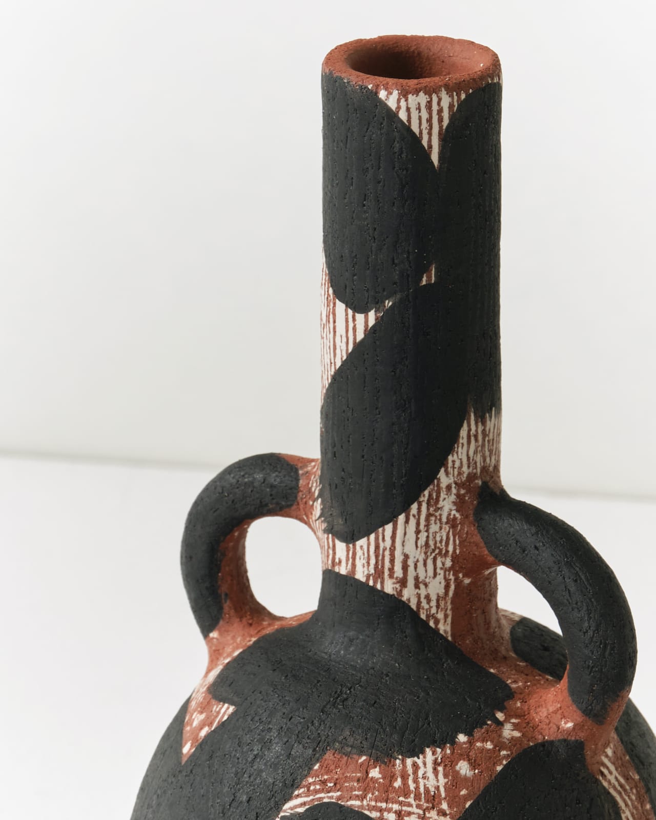 Lydia Hardwick, Terracotta pot with white inlay and black slip