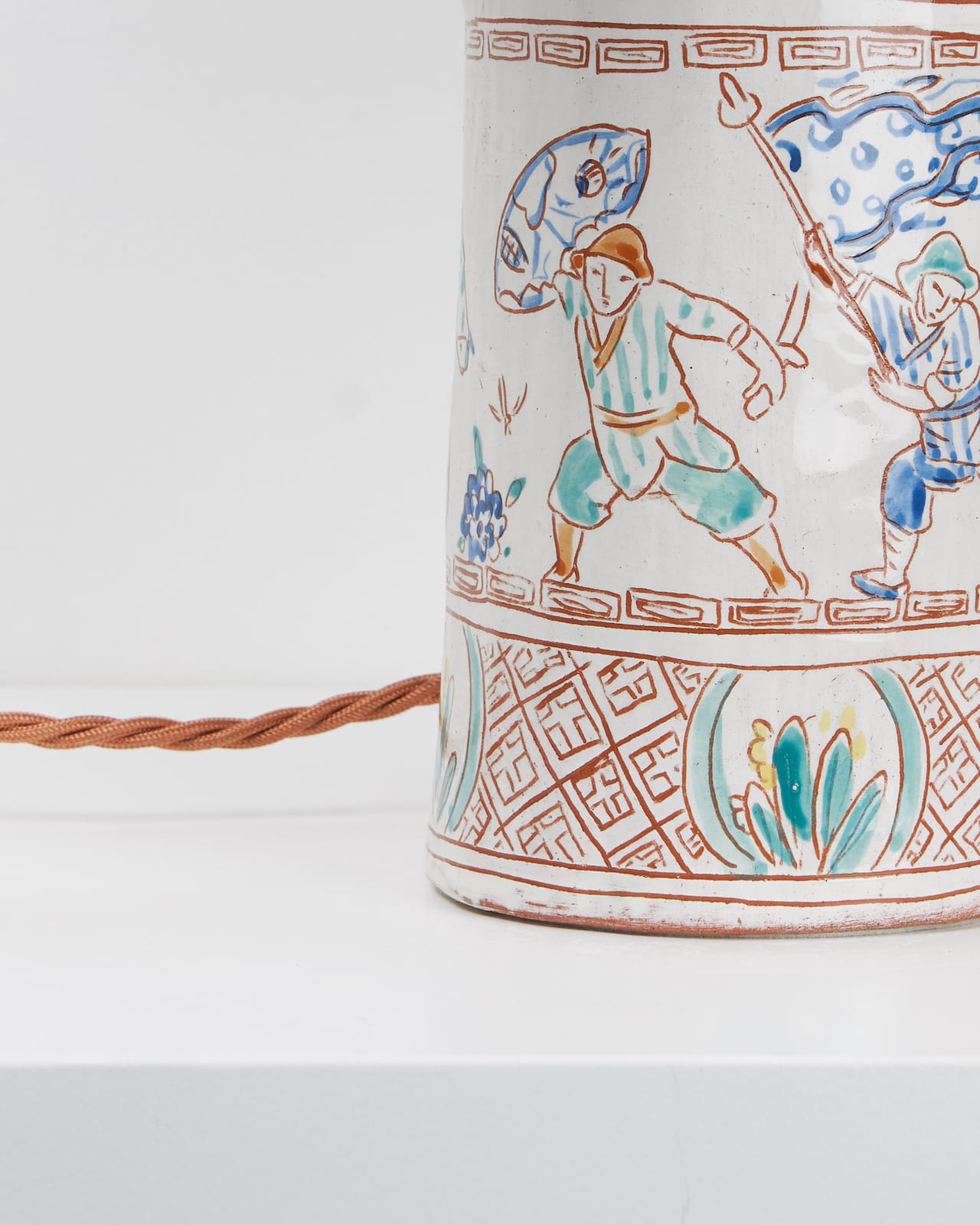 1690 Ceramics, Famille Verte pair of lamps with Nón Lá shade