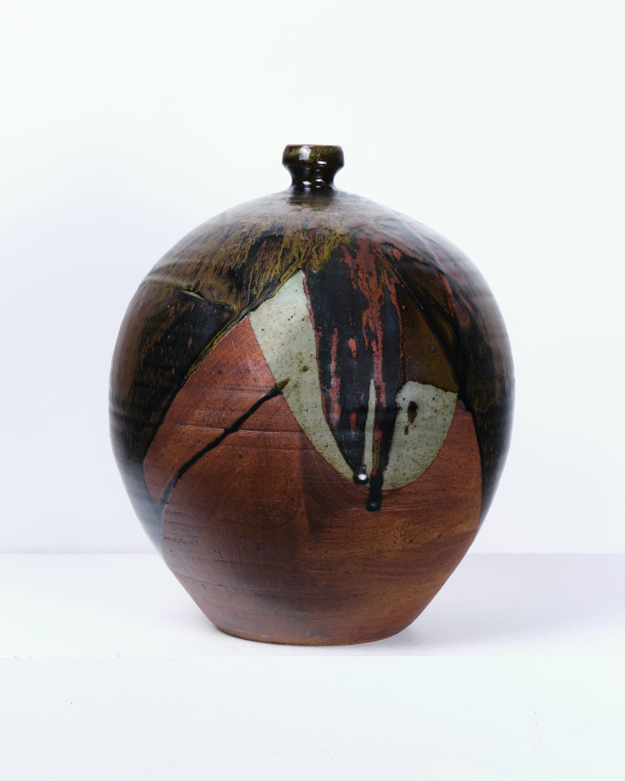 British Studio Pottery, Large oval jar