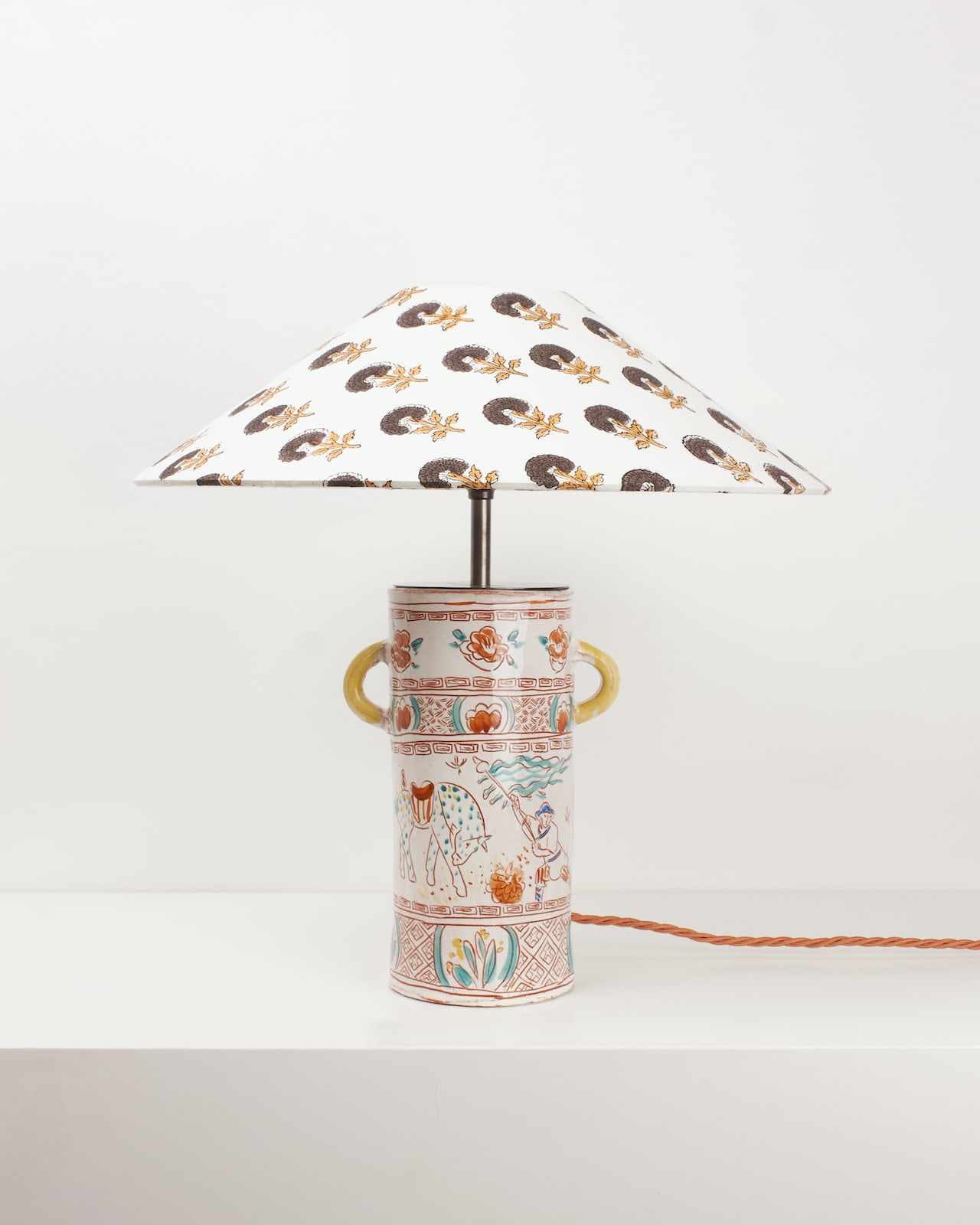 1690 Ceramics, Famille Verte pair of lamps with Nón Lá shade