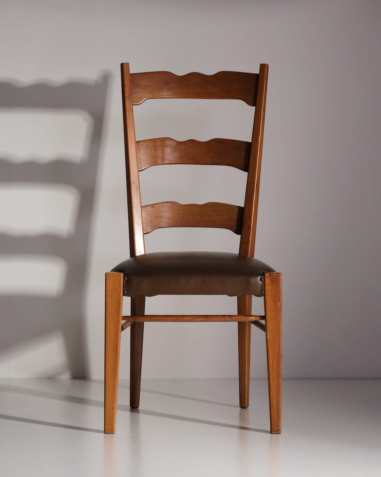 Osvaldo Borsani, Eight wooden chairs with skai upholstery