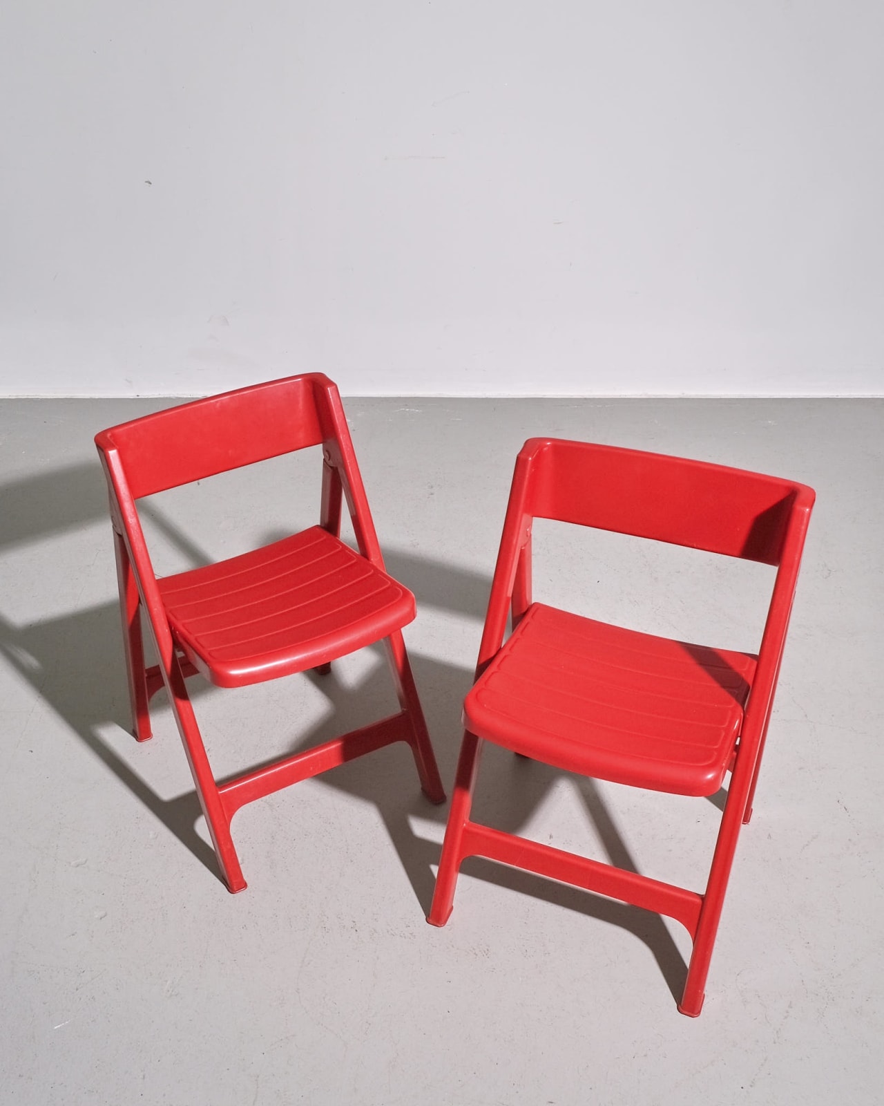 Flair, Pair of Red 'Pizzicato' Folding Chairs