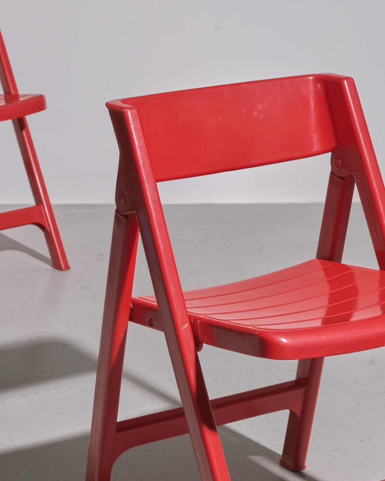 Flair, Pair of Red 'Pizzicato' Folding Chairs