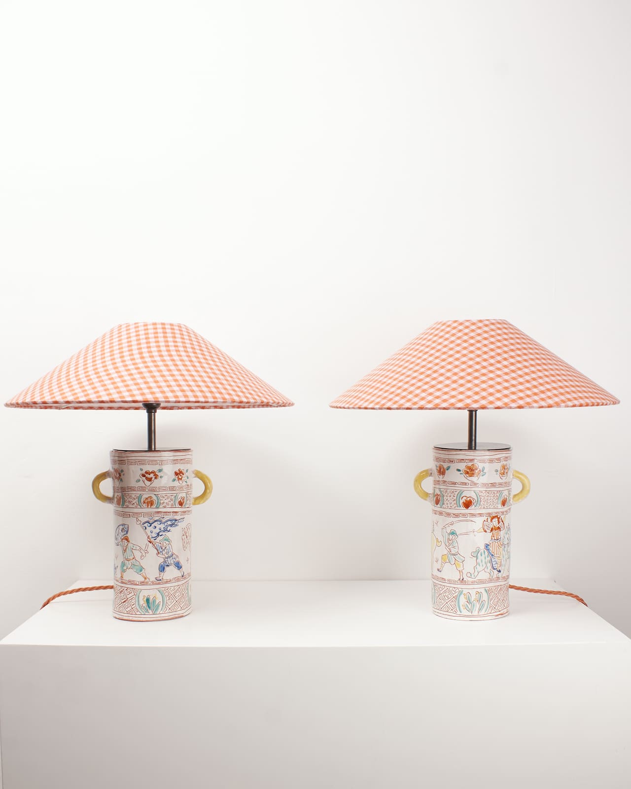 1690 Ceramics, Famille Verte pair of lamps with Nón Lá shade