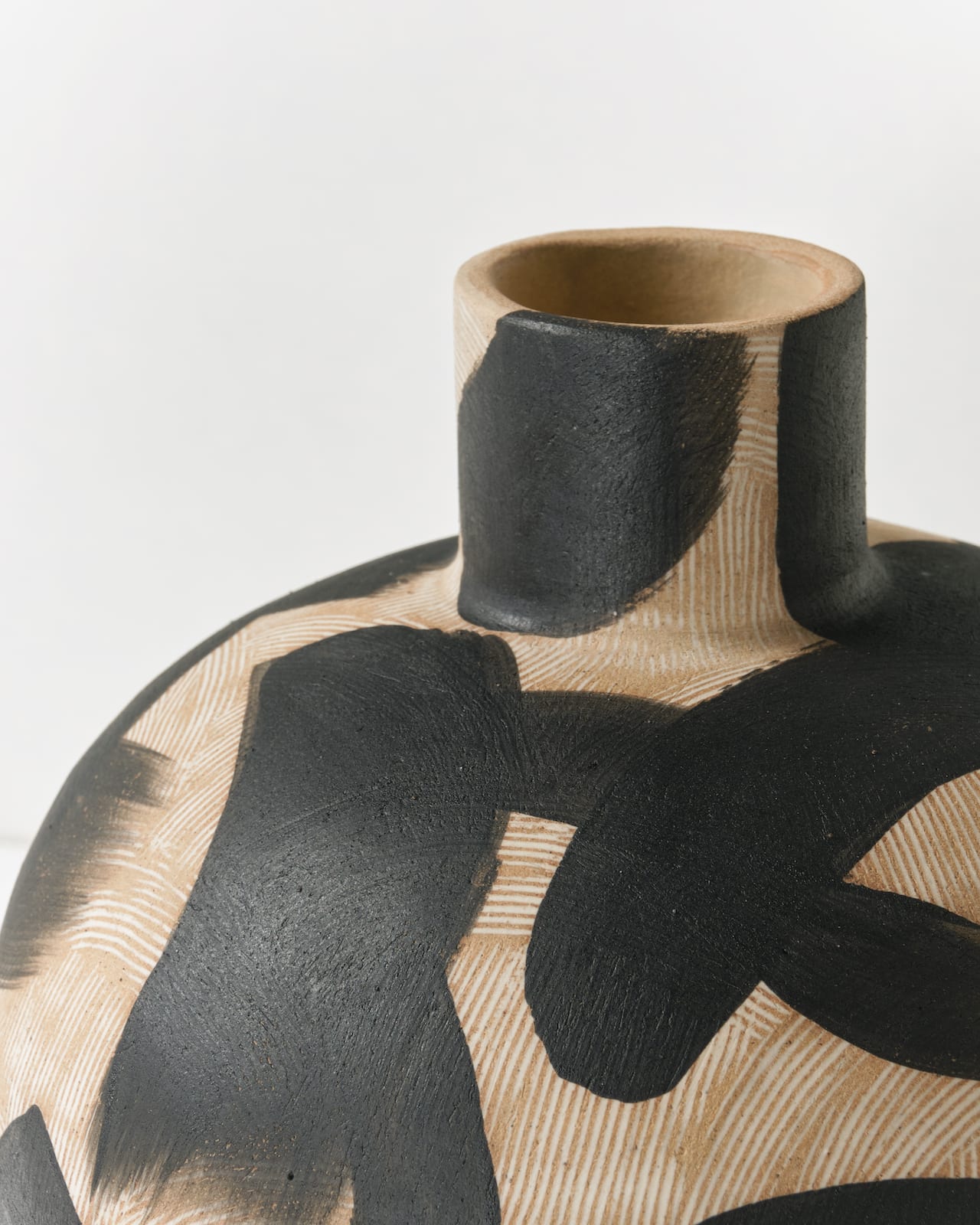 Lydia Hardwick, Stoneware pot with white inlay and black slip