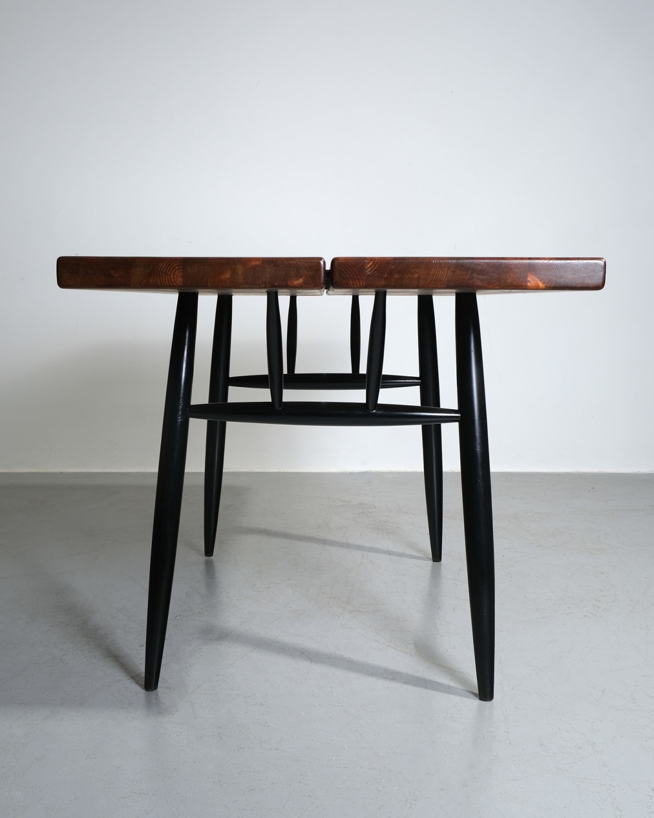 Ilmari Tapiovaara, Table