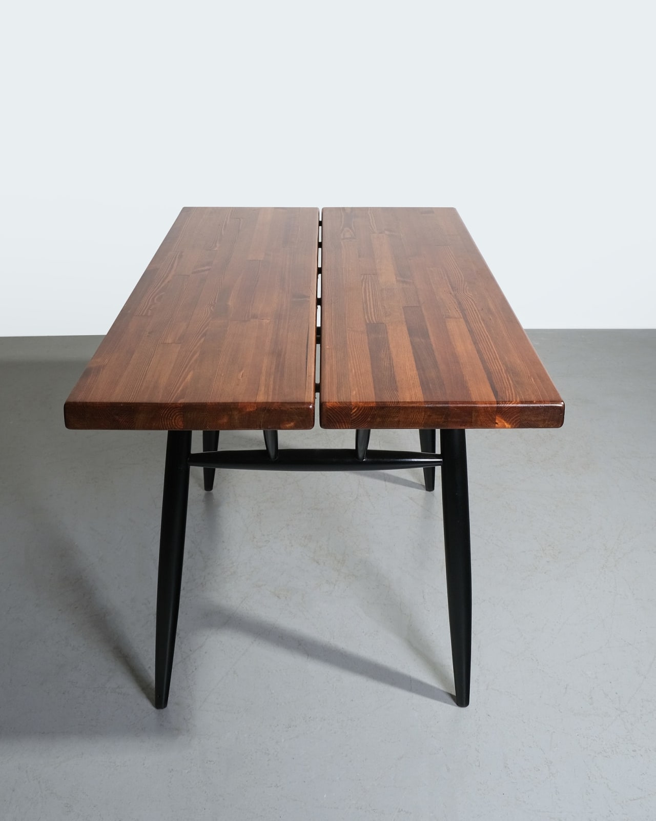 Ilmari Tapiovaara, Table