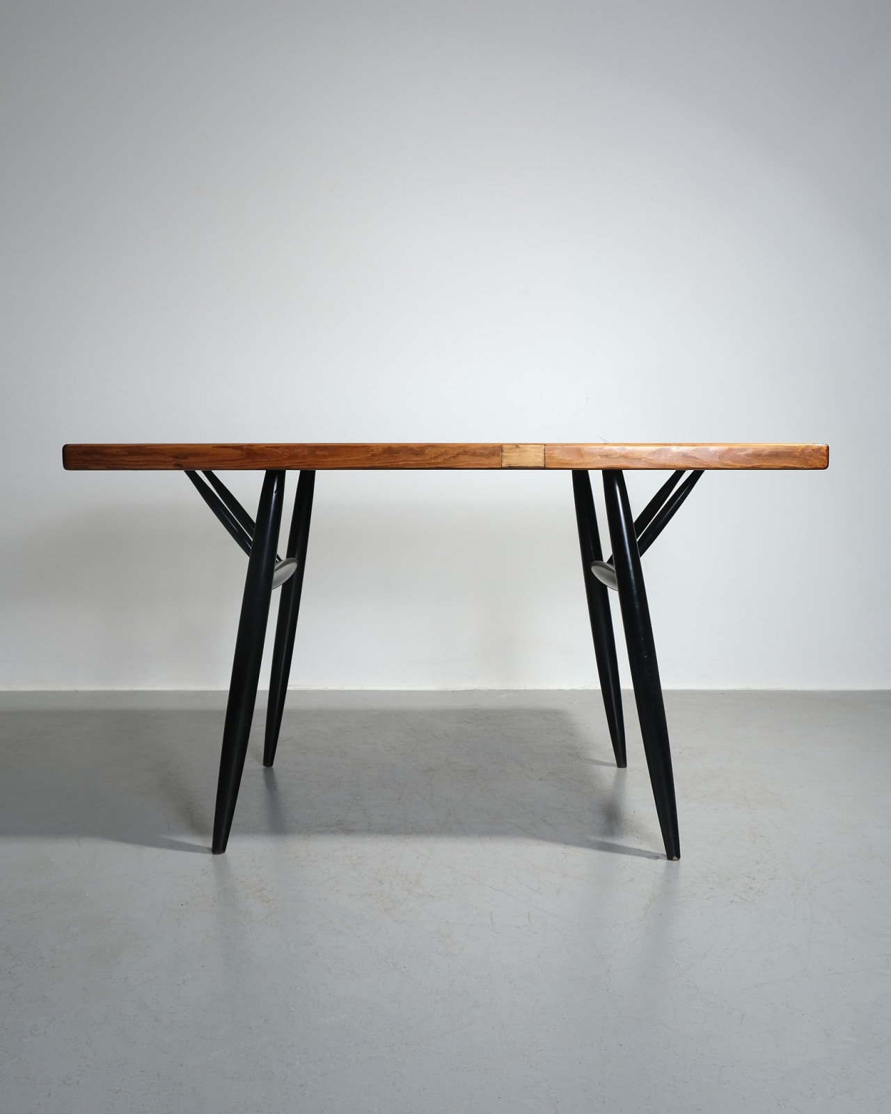 Ilmari Tapiovaara, Table