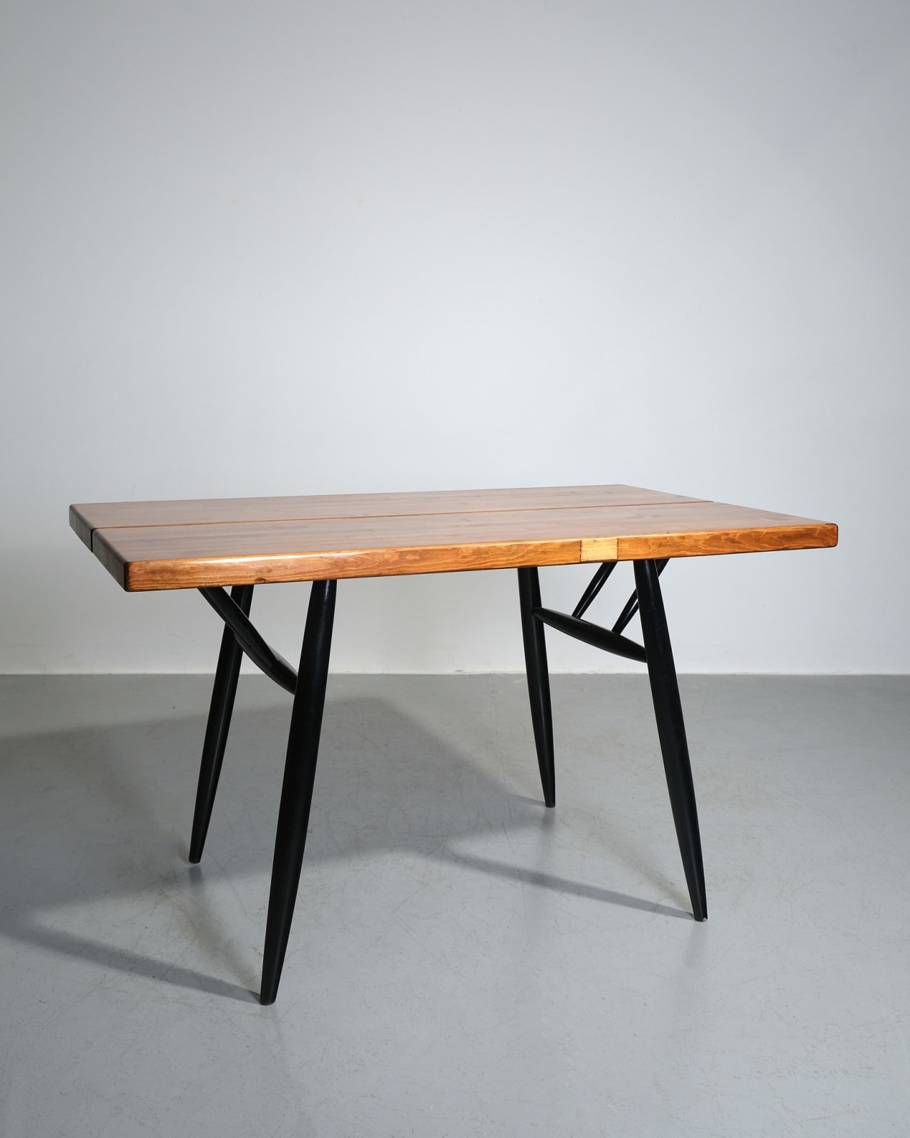 Ilmari Tapiovaara, Table