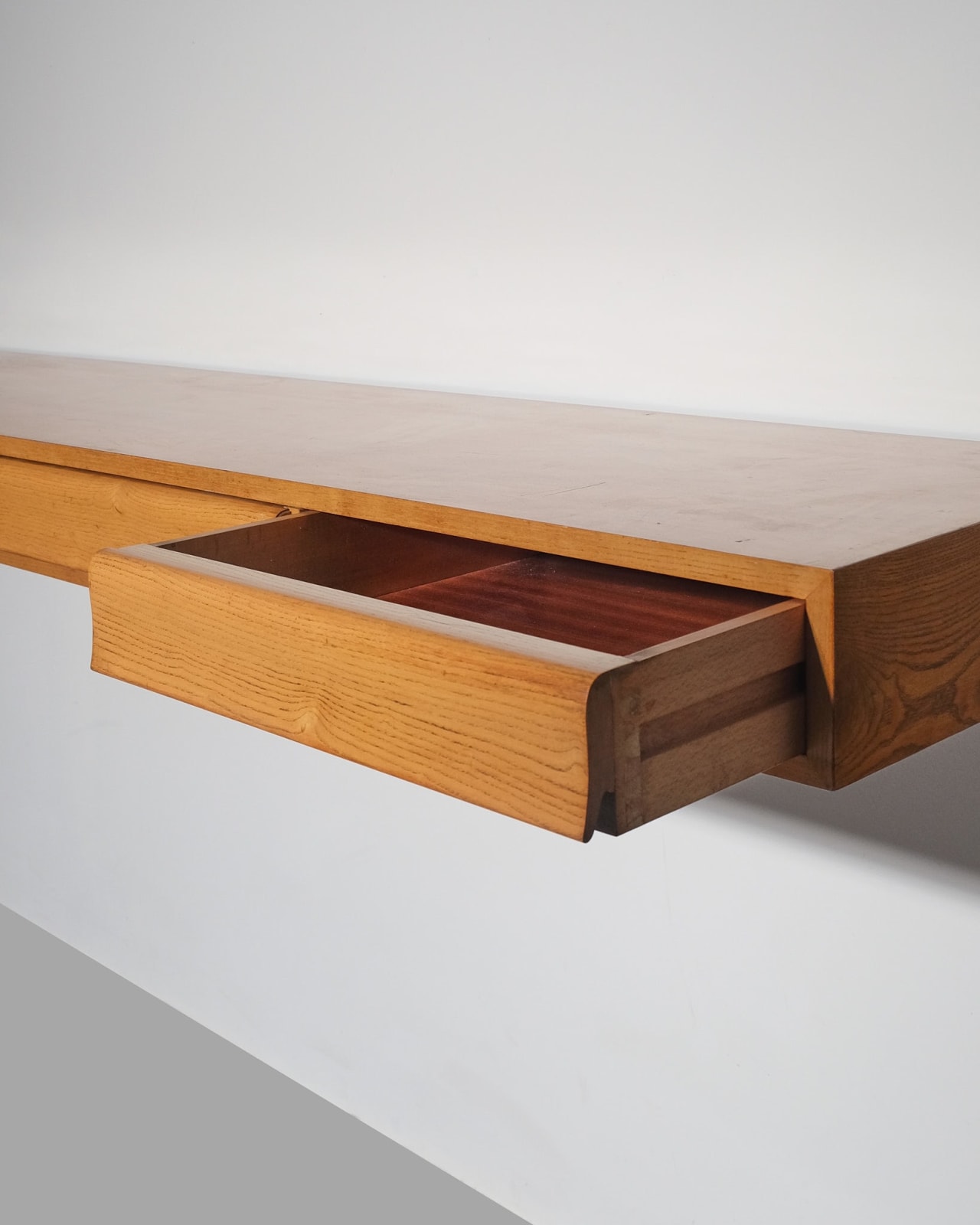 Amma, Floating Wall Console